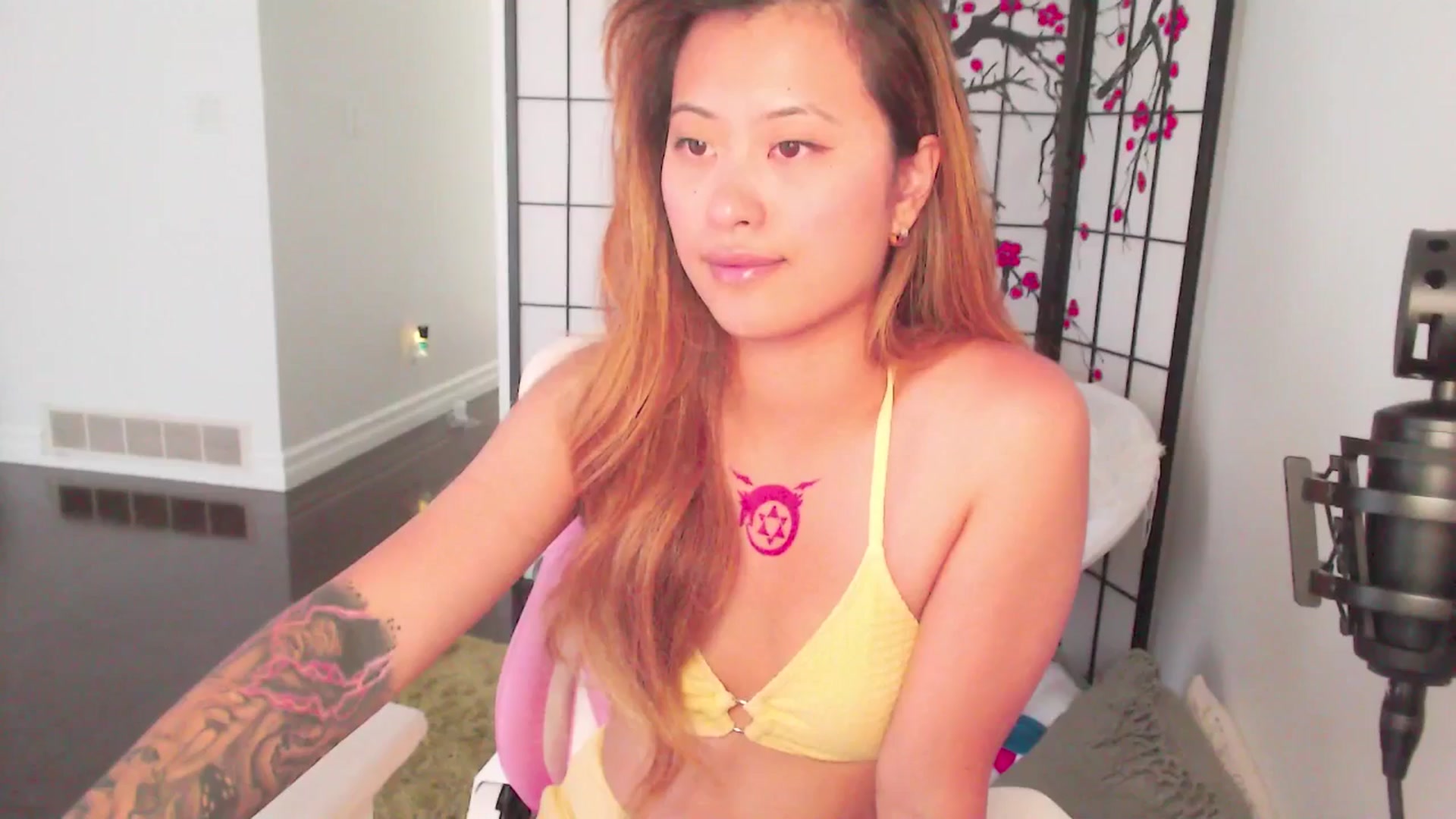 Gallery image thumbnail from MsMoncler's myfreecams stream on, 06/16/2025, 15:36 image 16 of 20