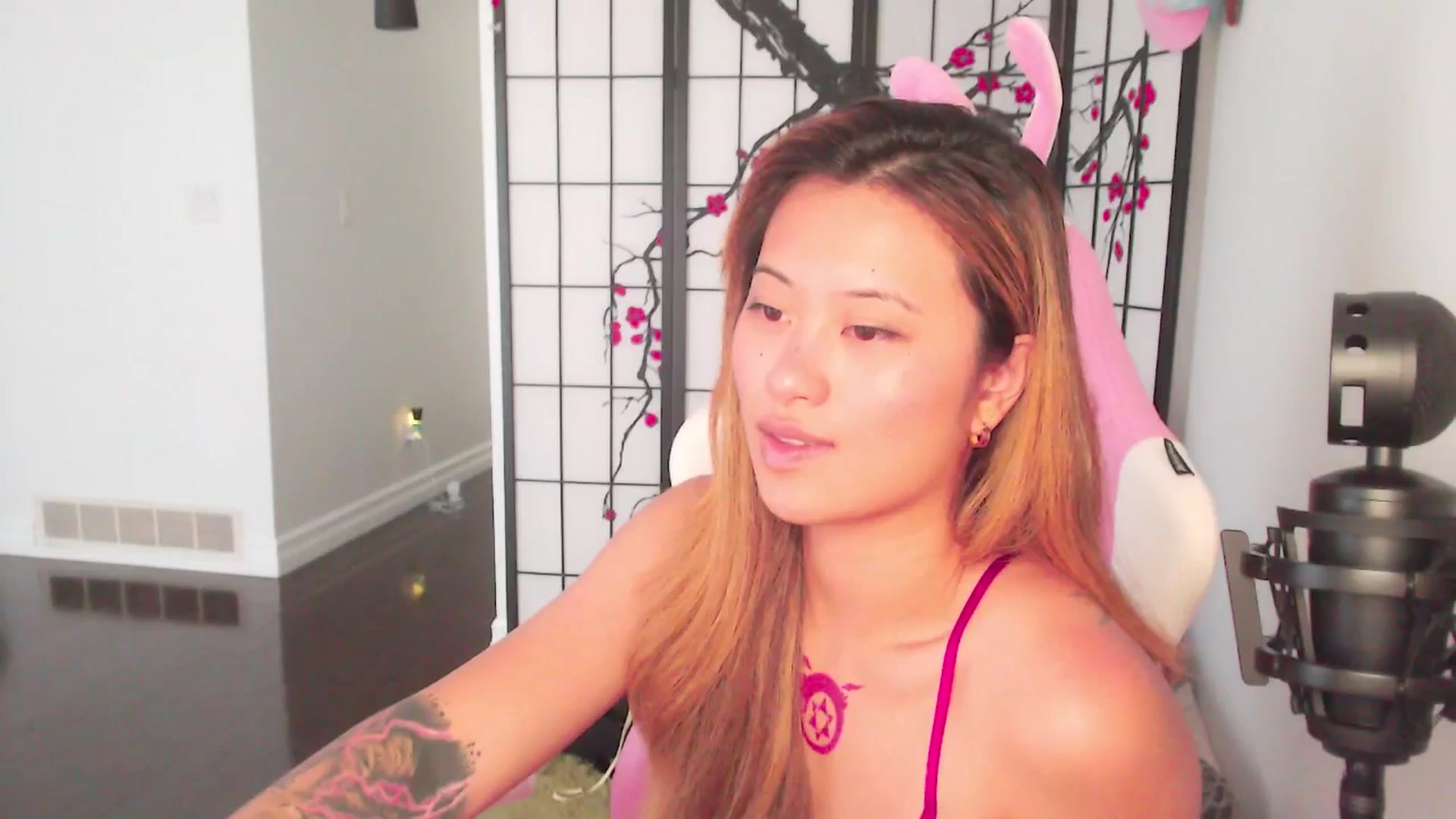 Gallery image thumbnail from MsMoncler's myfreecams stream on, 06/17/2025, 17:24 image 11 of 20