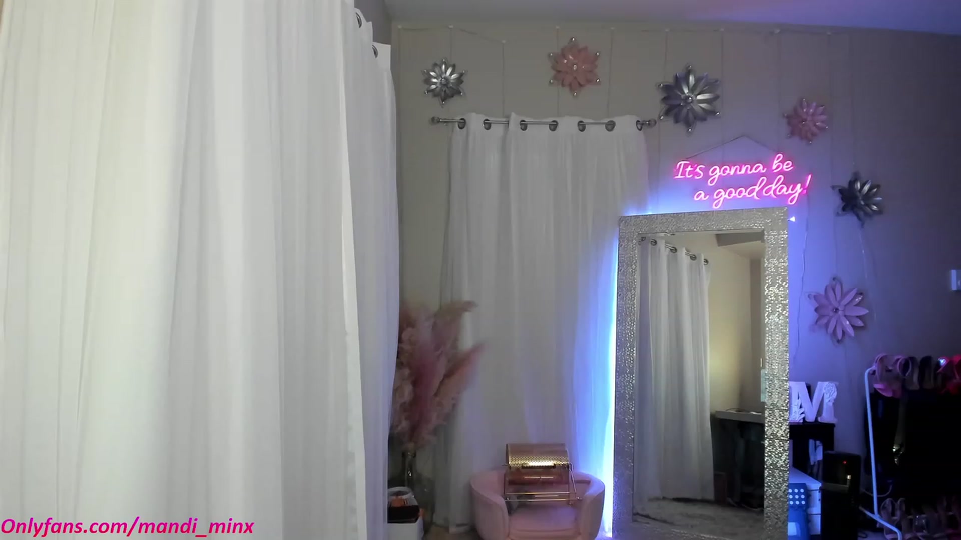 Gallery image thumbnail from MsSweet_Tits's myfreecams stream on, 11/22/2022, 07:06 image 17 of 20