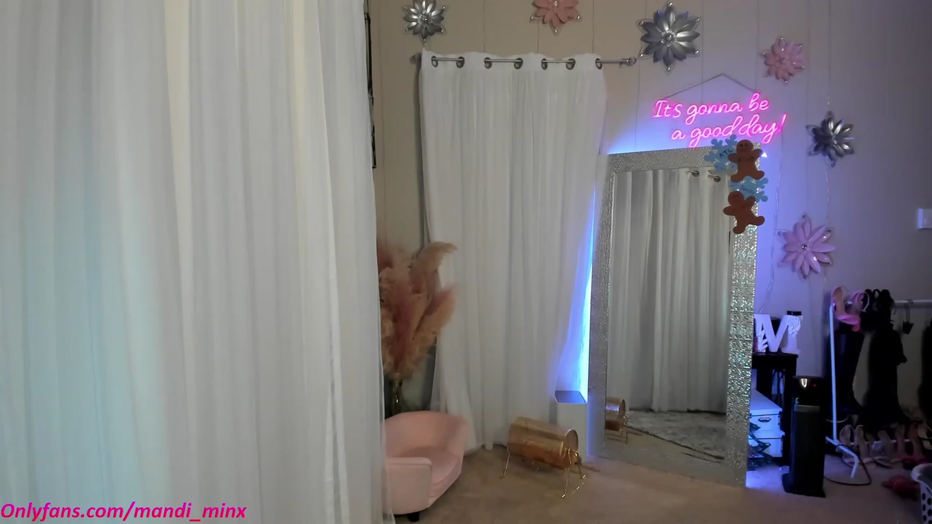 Gallery image thumbnail from MsSweet_Tits's myfreecams stream on, 12/12/2022, 05:21 image 18 of 20