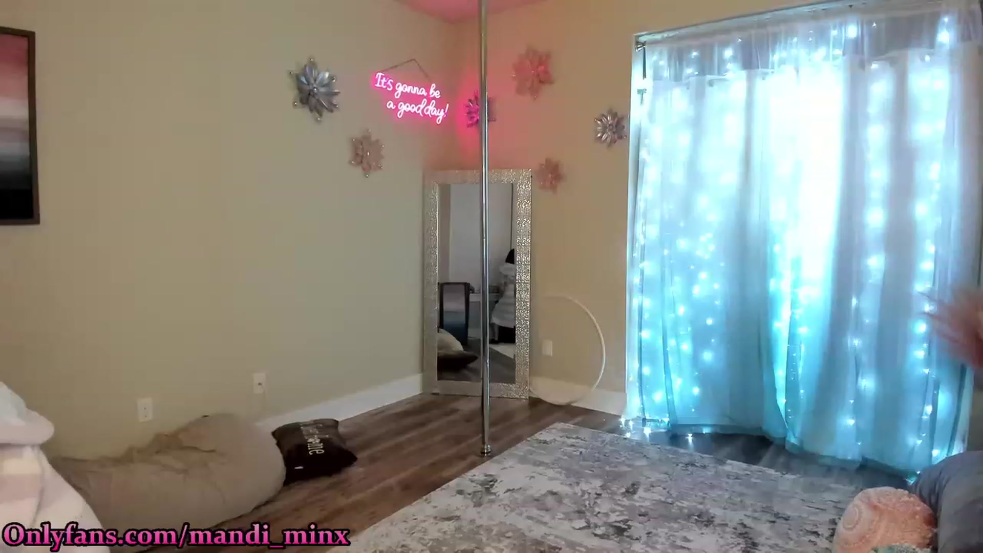 Gallery image thumbnail from MsSweet_Tits's myfreecams stream on, 06/16/2023, 06:30 image 10 of 20
