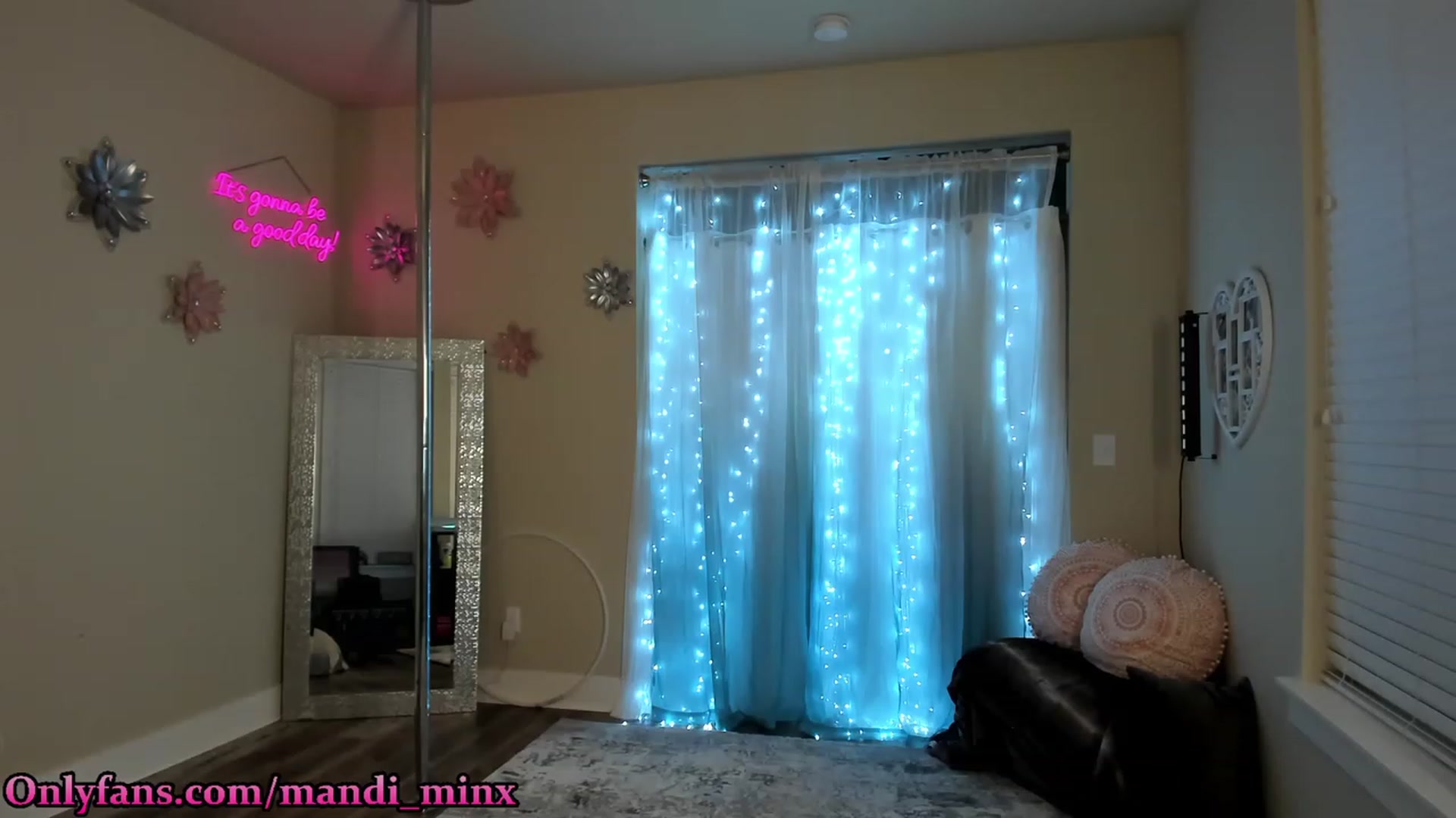Gallery image thumbnail from MsSweet_Tits's myfreecams stream on, 06/26/2023, 05:20 image 16 of 20