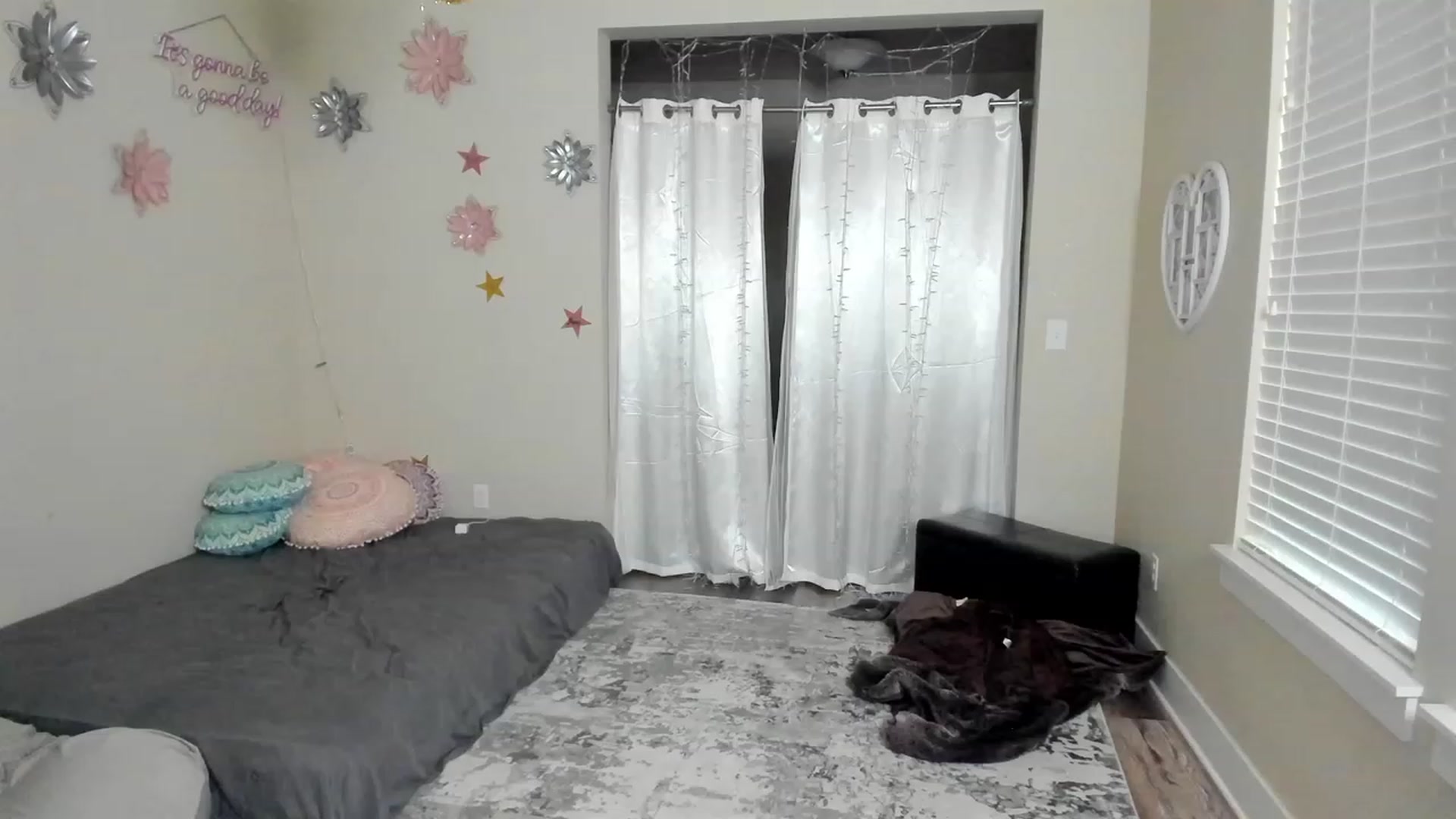 Gallery image thumbnail from MsSweet_Tits's myfreecams stream on, 08/15/2023, 04:15 image 7 of 20