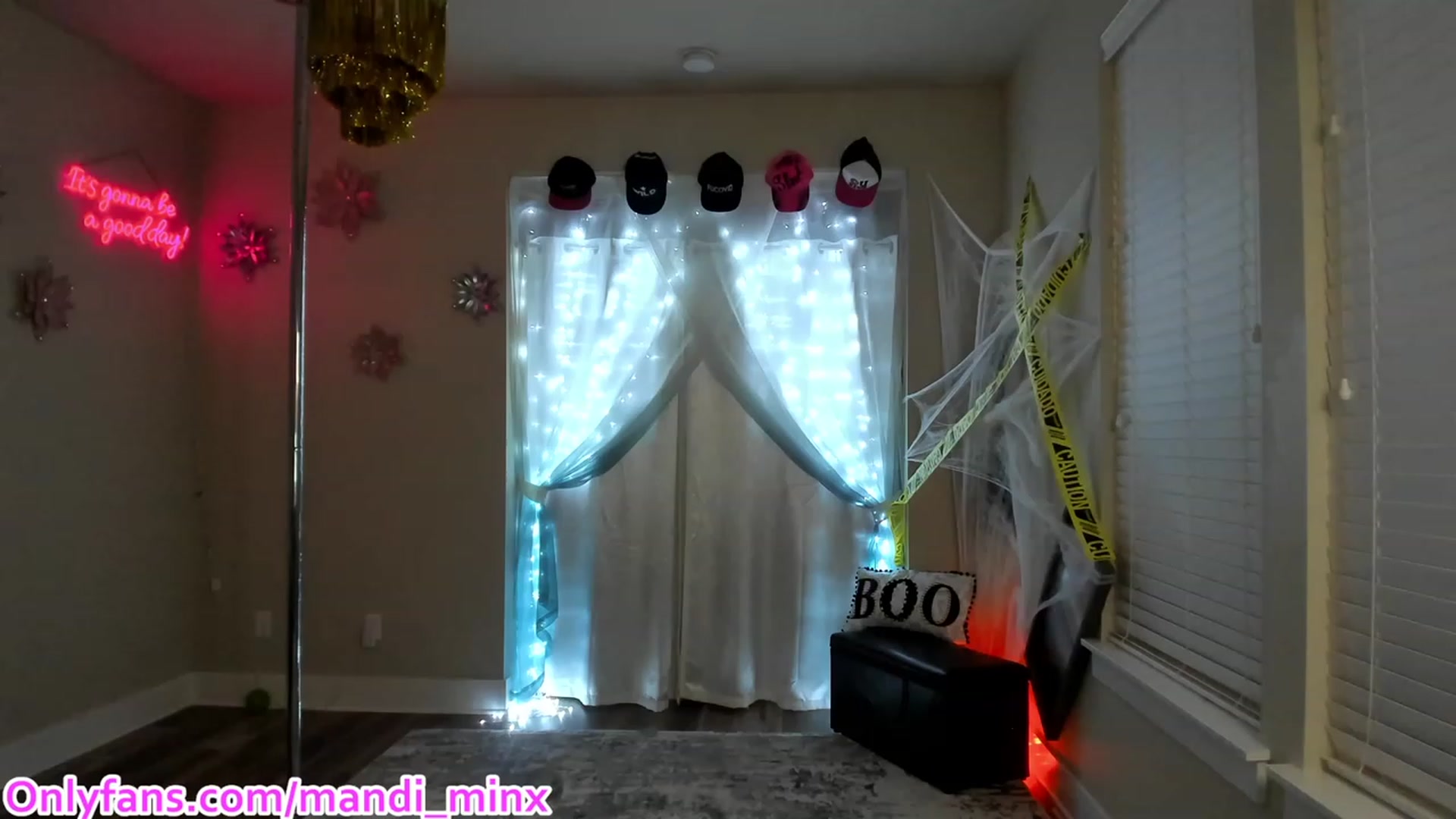 Gallery image thumbnail from MsSweet_Tits's myfreecams stream on, 10/08/2023, 05:00 image 10 of 20