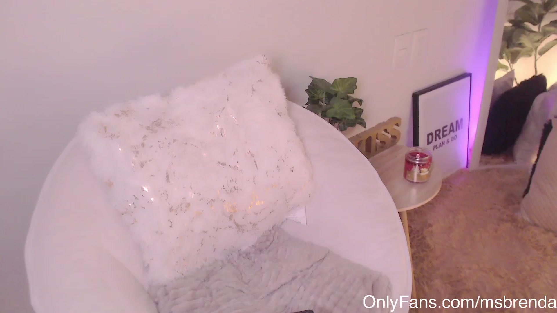 Gallery image thumbnail from Ms_Brenda's myfreecams stream on, 12/13/2022, 03:26 image 20 of 20