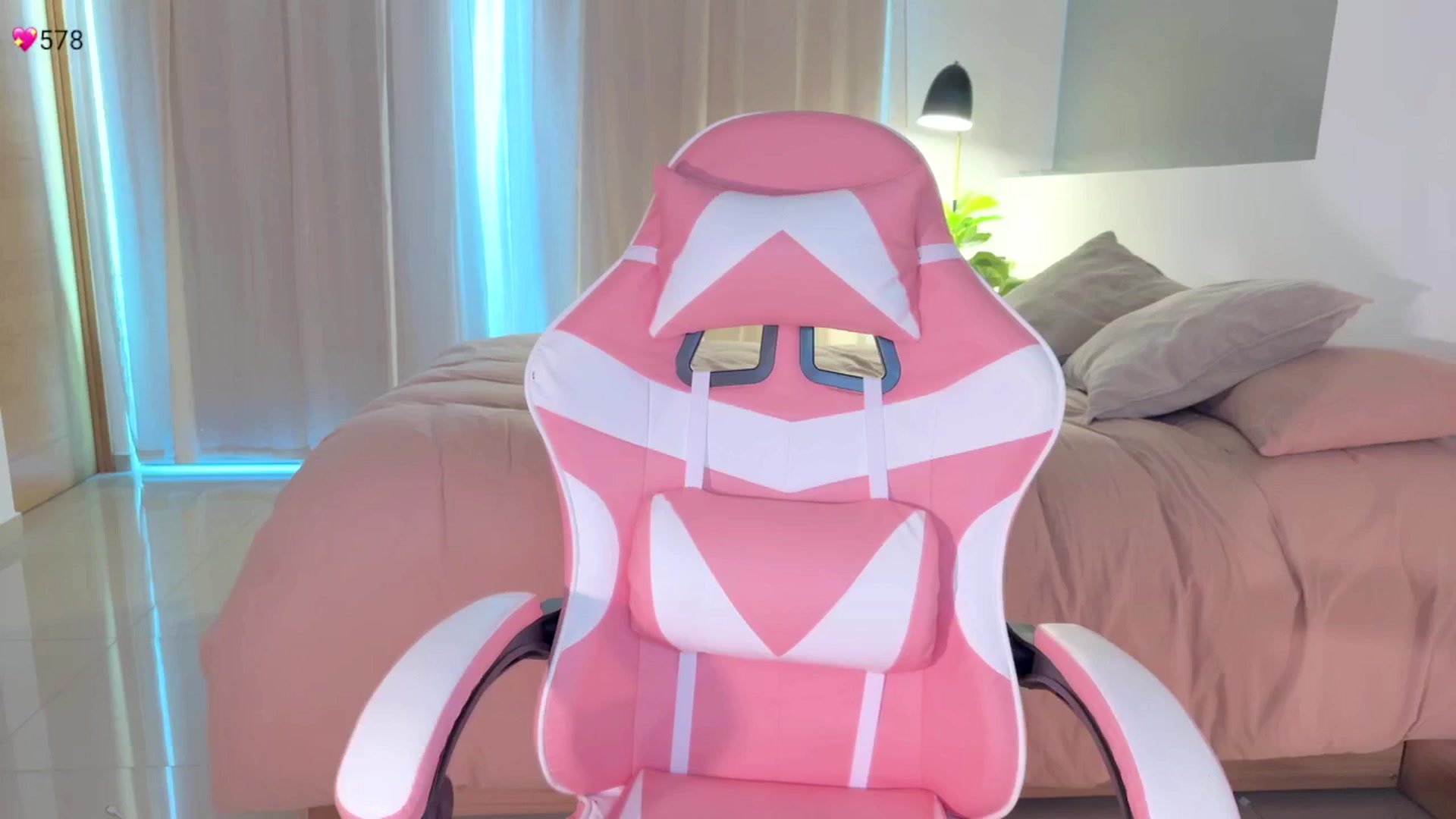 Gallery image thumbnail from Ms_Brenda's myfreecams stream on, 10/15/2024, 17:36 image 10 of 20