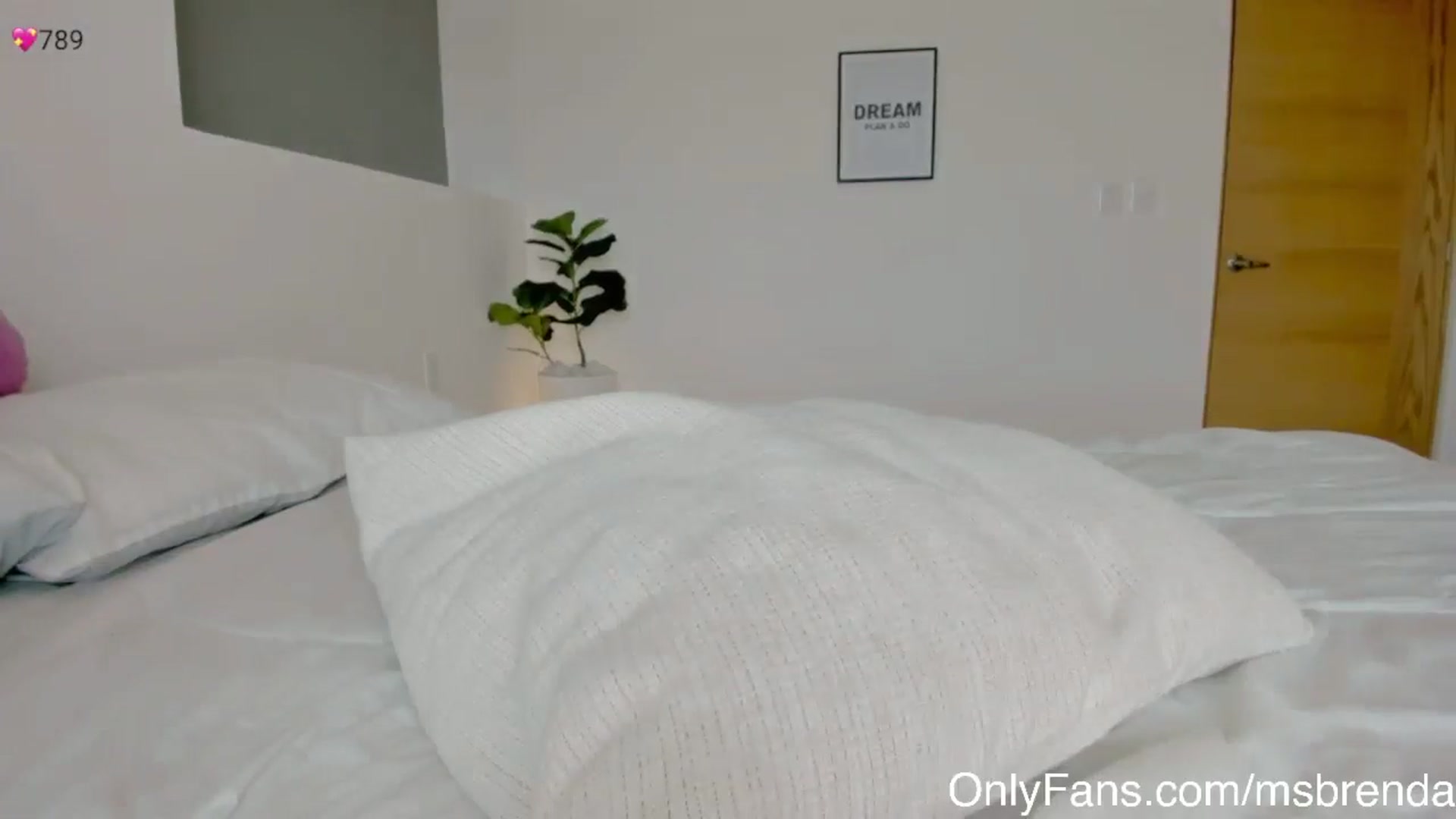 Gallery image thumbnail from Ms_Brenda's myfreecams stream on, 12/03/2024, 22:03 image 9 of 20