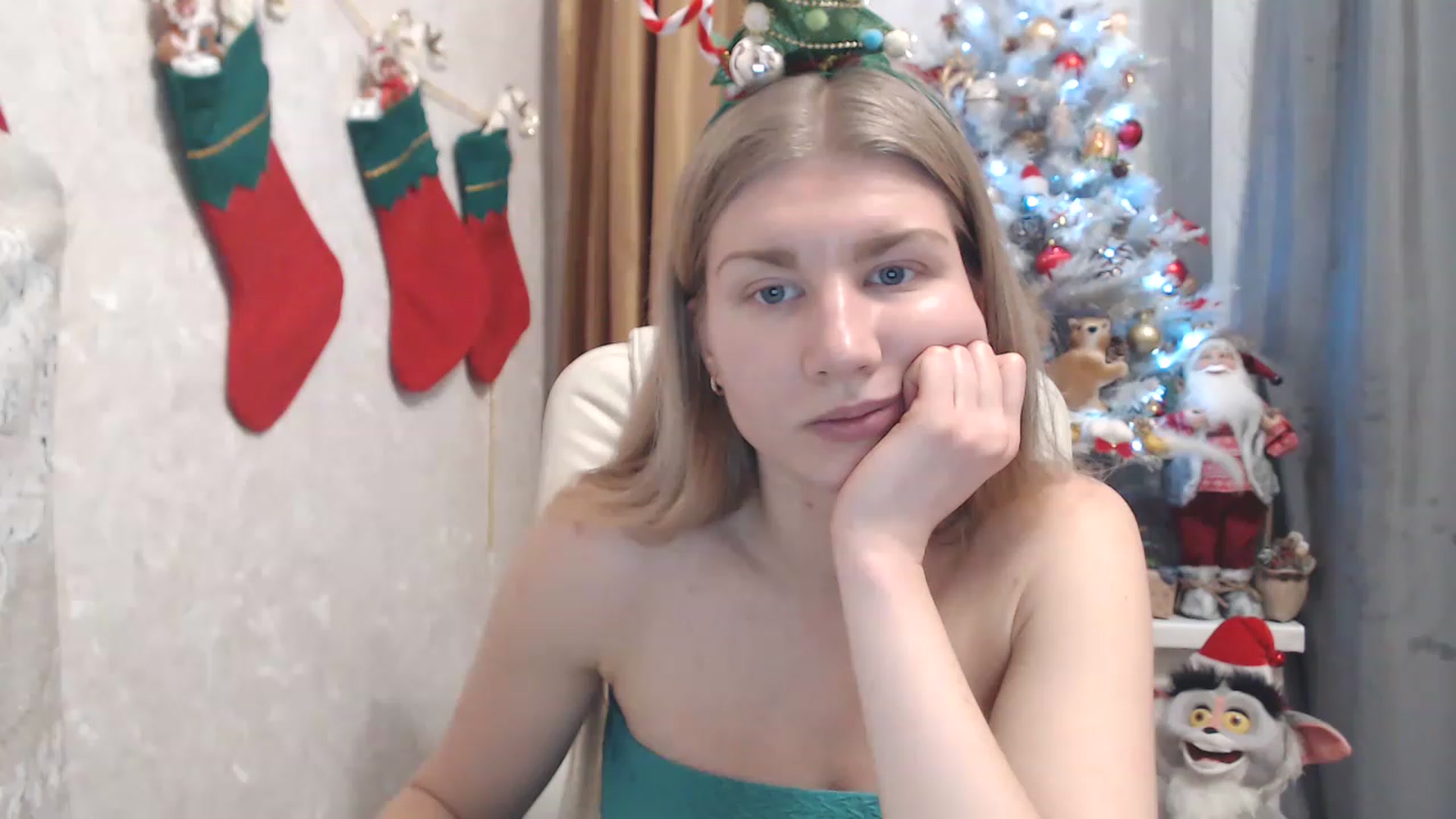 Gallery image thumbnail from Ms_Charming's myfreecams stream on, 12/25/2022, 24:05 image 13 of 20