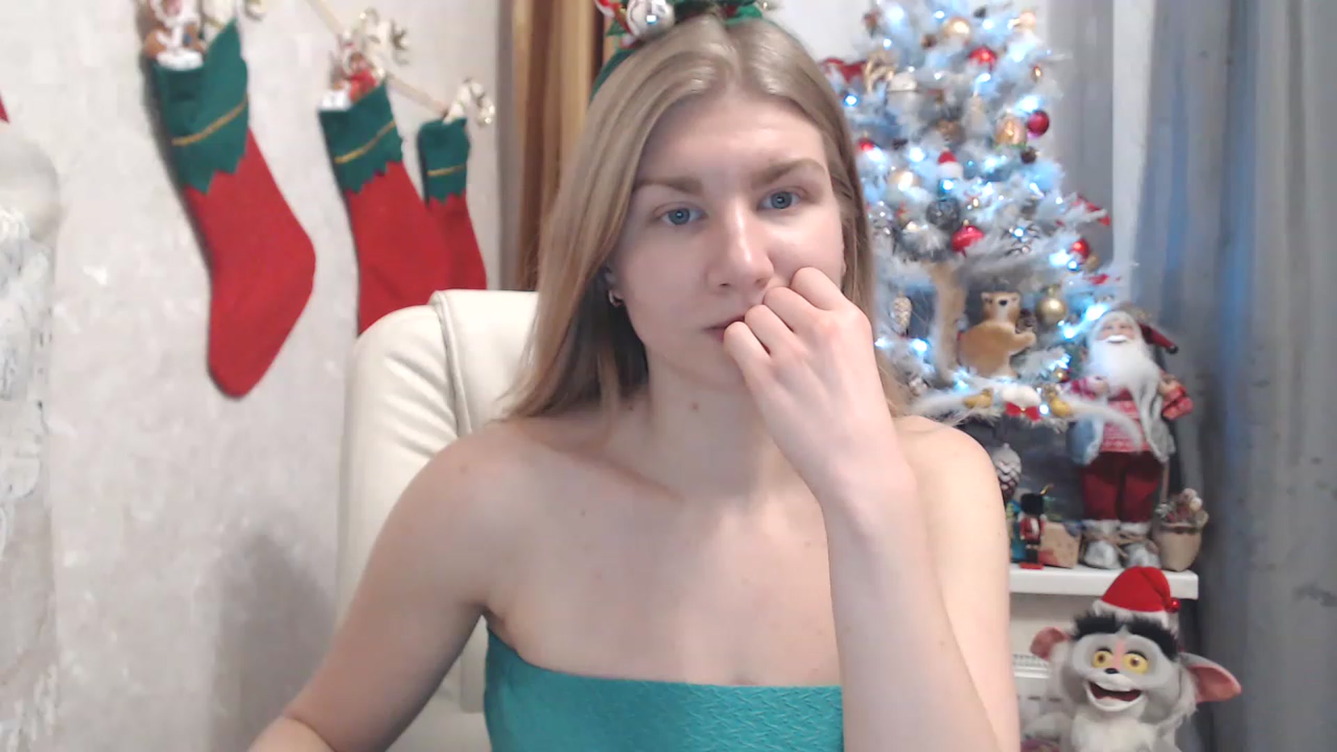 Gallery image thumbnail from Ms_Charming's myfreecams stream on, 12/25/2022, 24:05 image 18 of 20