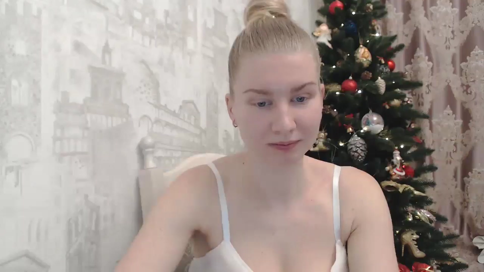 Gallery image thumbnail from Ms_Charming's myfreecams stream on, 12/25/2025, 24:26 image 9 of 20