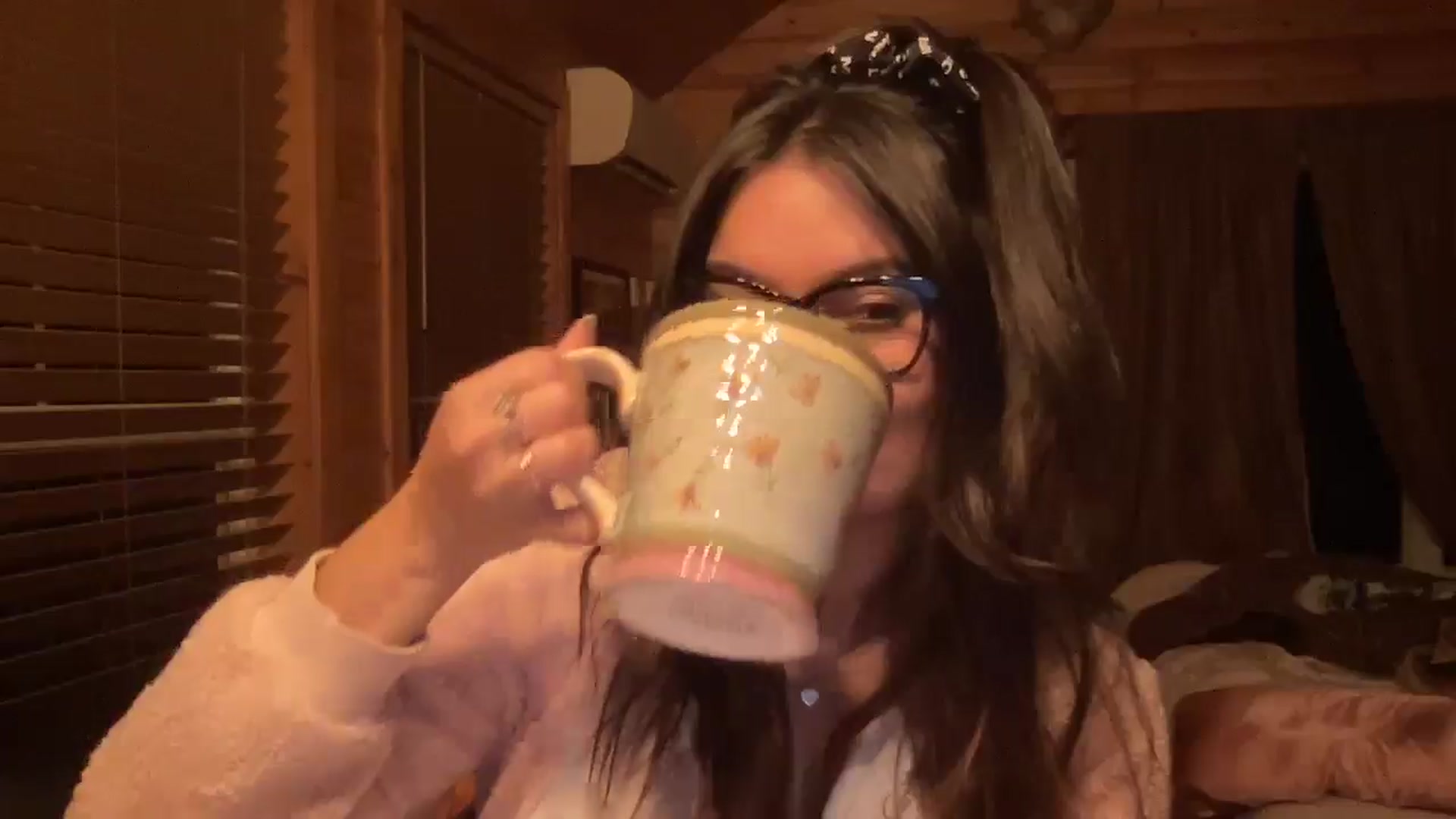 Gallery image thumbnail from Msfoxxylove's myfreecams stream on, 06/06/2025, 09:38 image 17 of 20