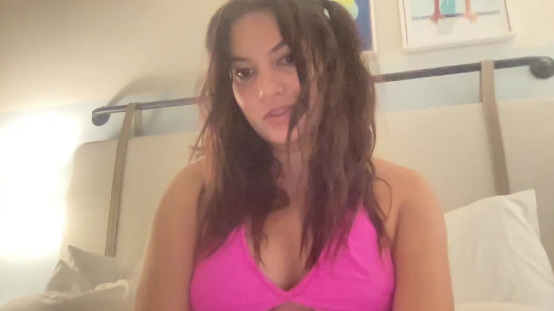 Gallery image thumbnail from Msfoxxylove's myfreecams stream on, 10/21/2025, 14:19 image 15 of 20