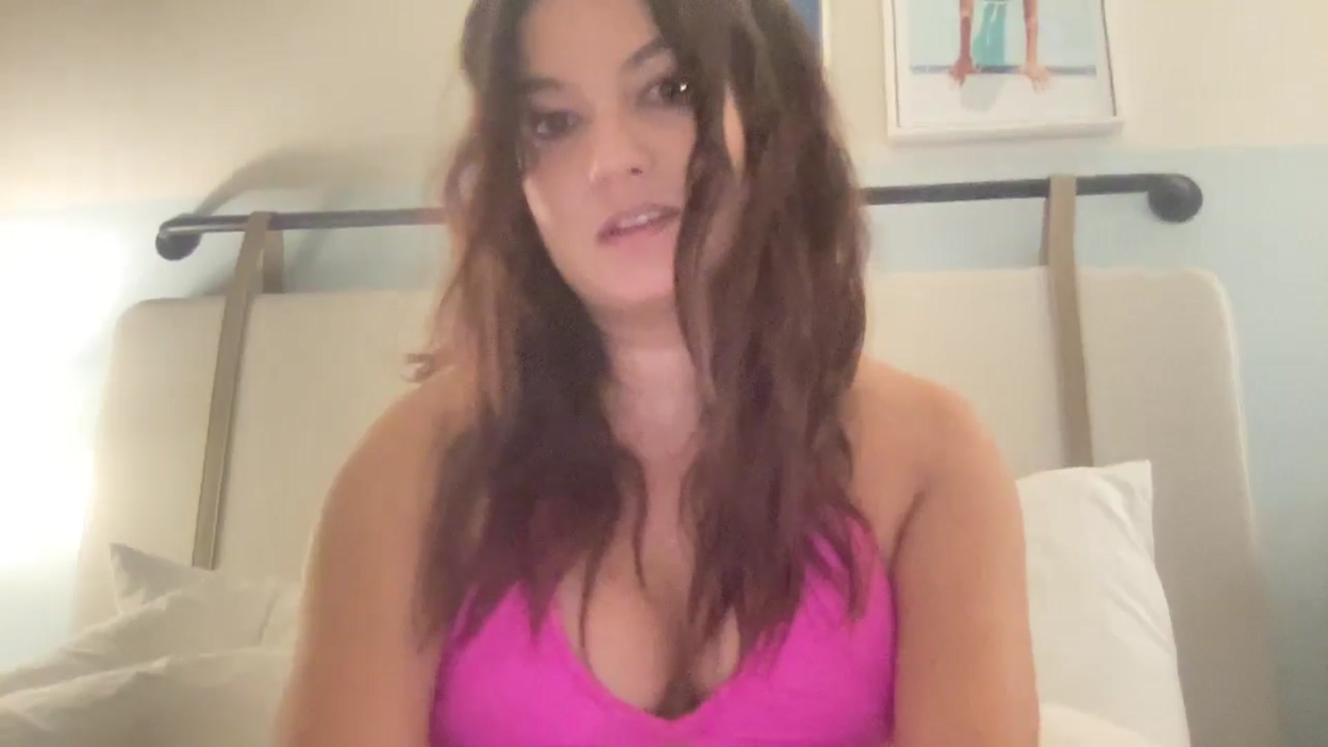 Gallery image thumbnail from Msfoxxylove's myfreecams stream on, 10/21/2025, 14:19 image 5 of 20