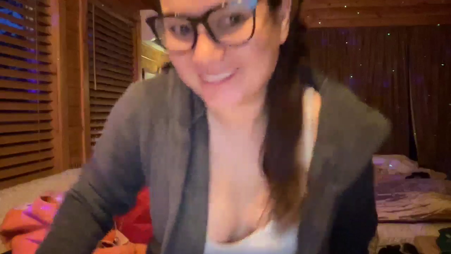Gallery image thumbnail from Msfoxxylove's myfreecams stream on, 04/01/2026, 13:40 image 4 of 20