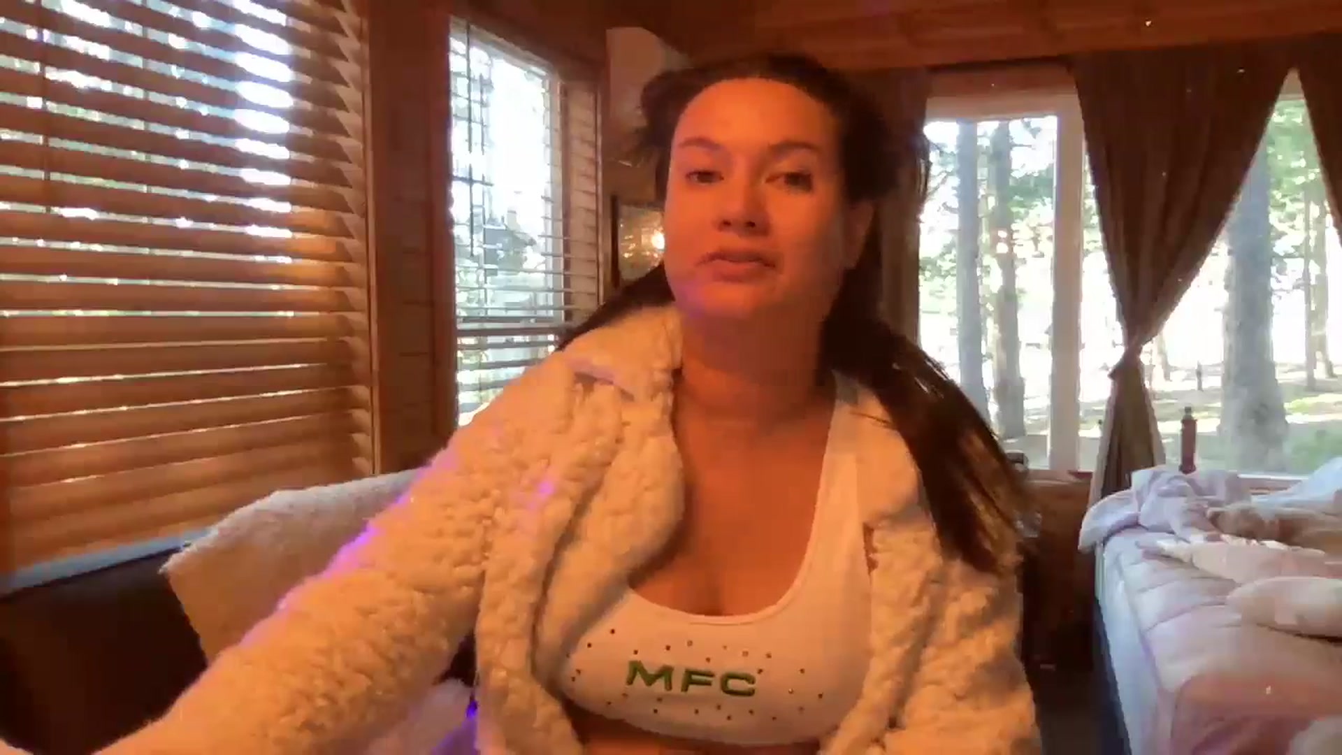 Gallery image thumbnail from Msfoxxylove's myfreecams stream on, 04/09/2026, 13:37 image 18 of 20