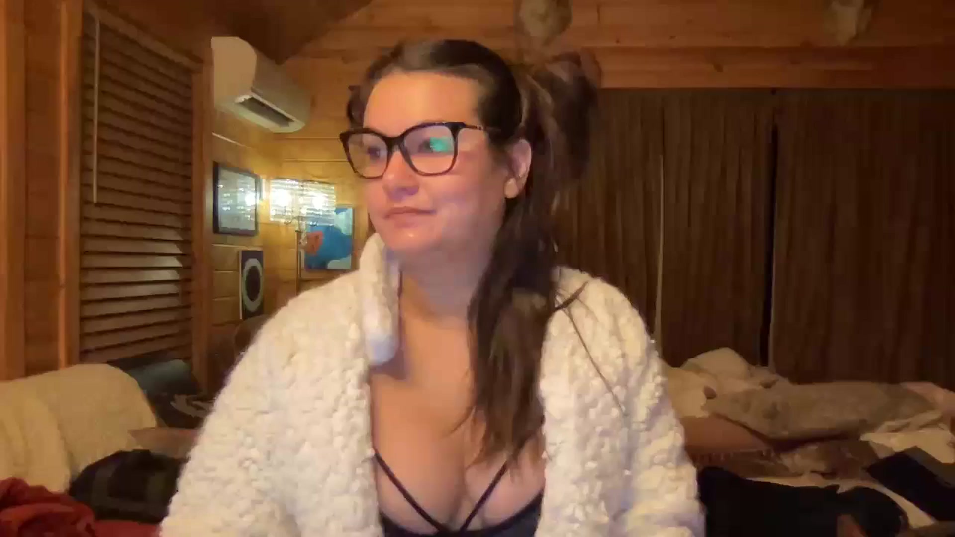 Gallery image thumbnail from Msfoxxylove's myfreecams stream on, 04/14/2026, 12:24 image 3 of 20
