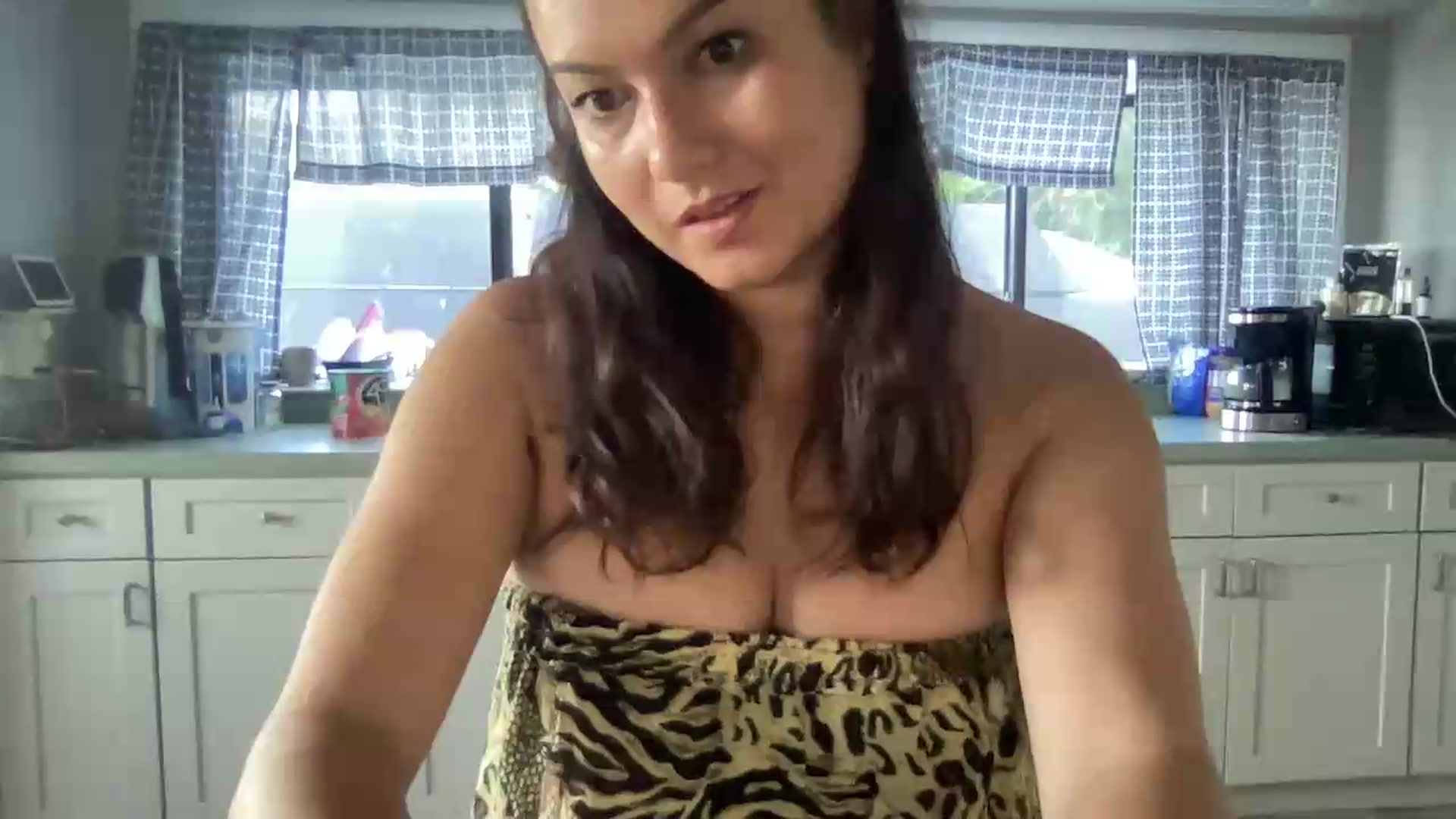 Gallery image thumbnail from Msfoxxylove's myfreecams stream on, 05/10/2026, 11:27 image 4 of 20
