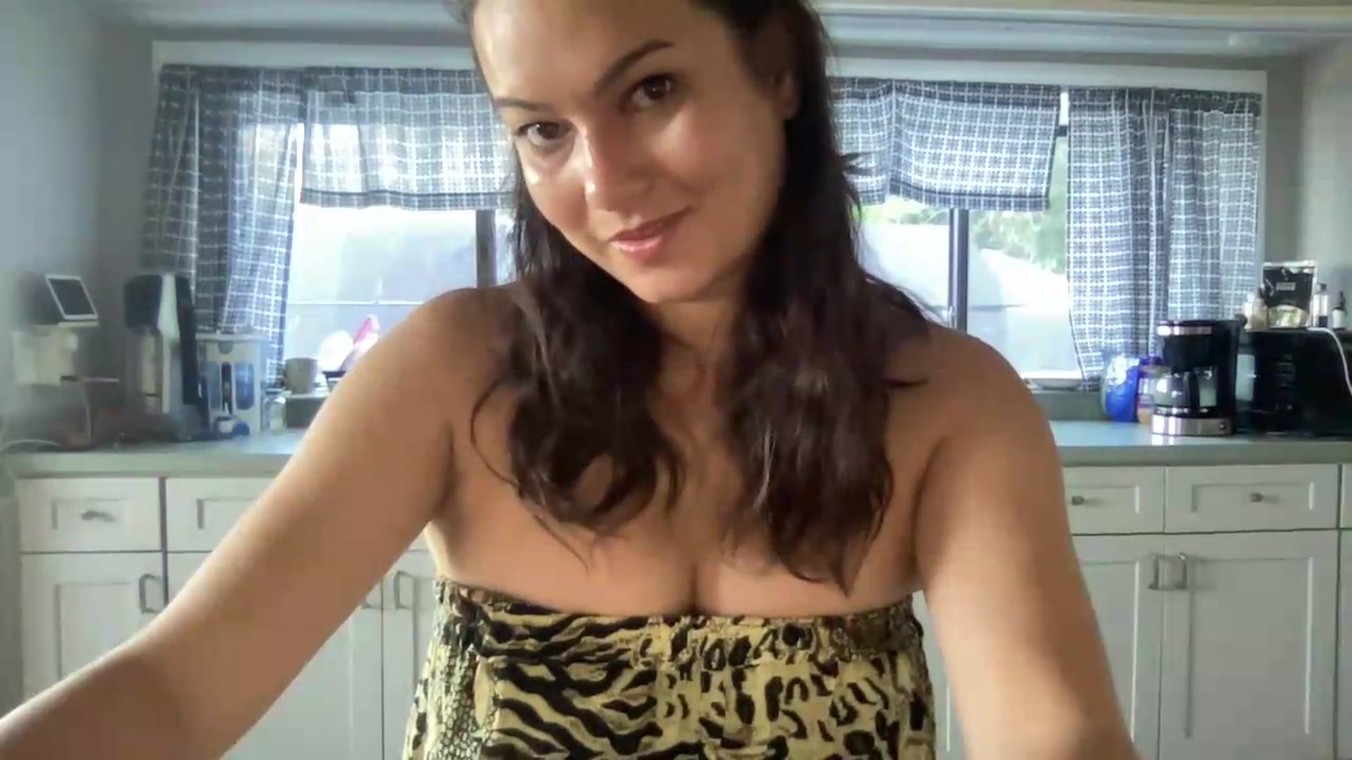 Gallery image thumbnail from Msfoxxylove's myfreecams stream on, 05/10/2026, 11:27 image 12 of 20