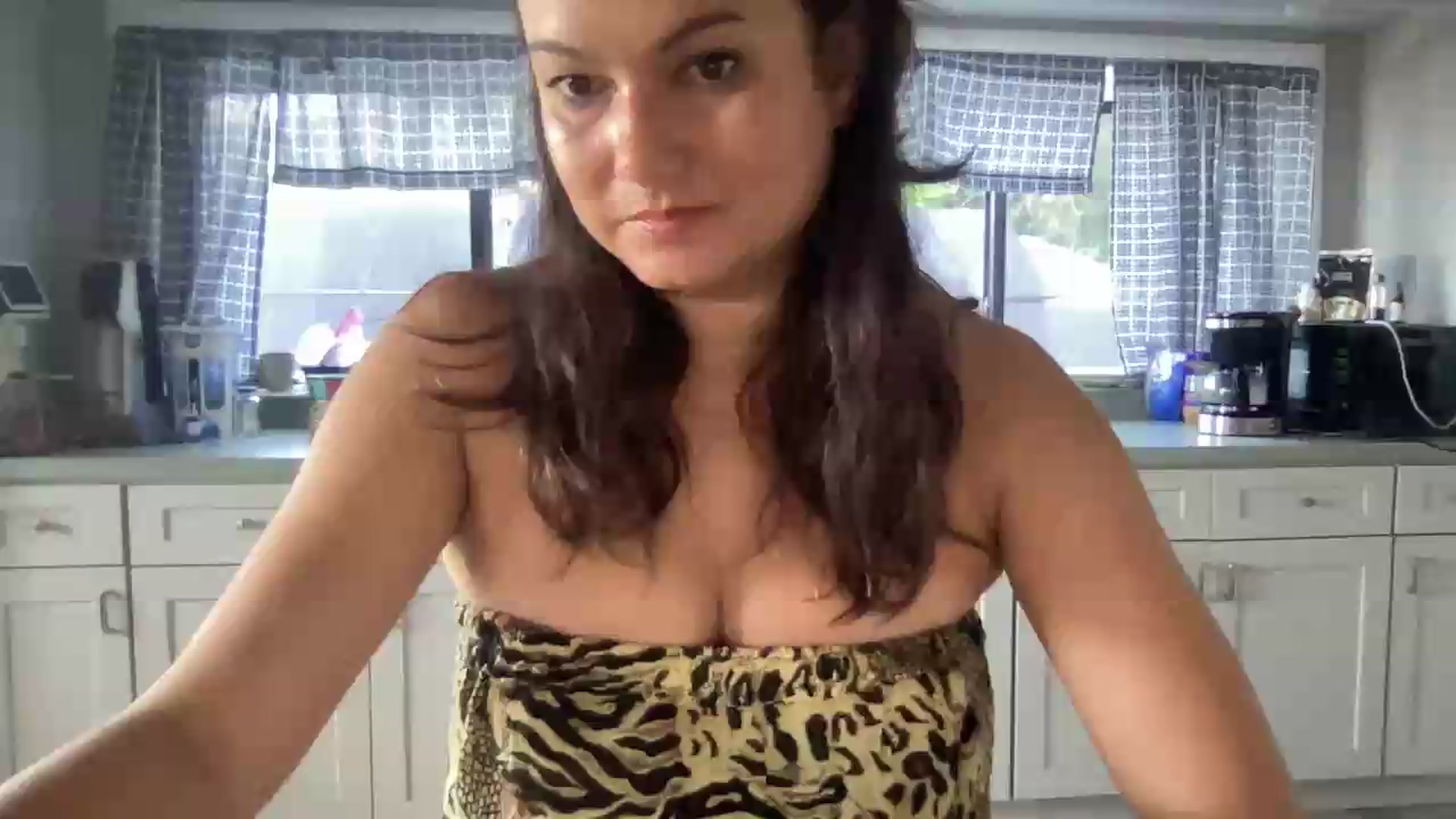 Gallery image thumbnail from Msfoxxylove's myfreecams stream on, 05/10/2026, 11:27 image 6 of 20