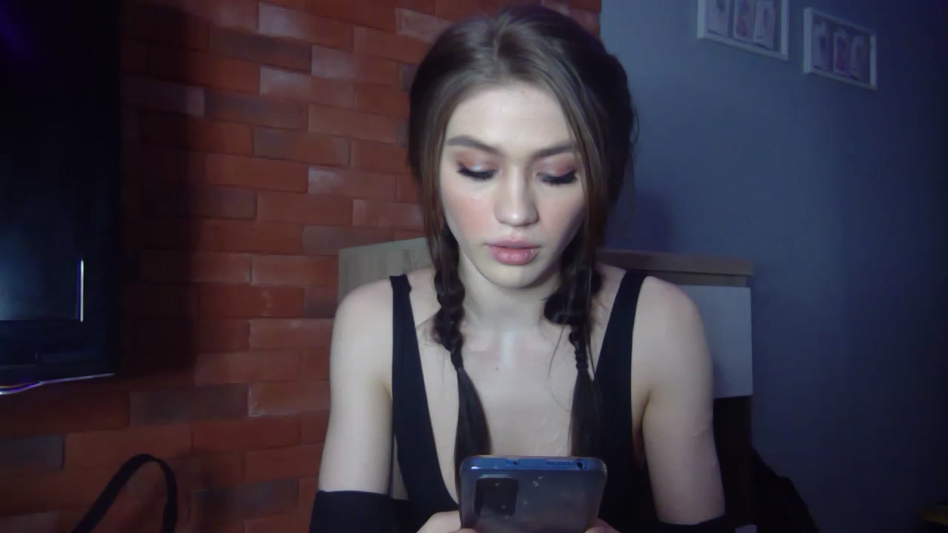 Gallery image thumbnail from Mufinmoon's myfreecams stream on, 04/15/2023, 19:10 image 15 of 20