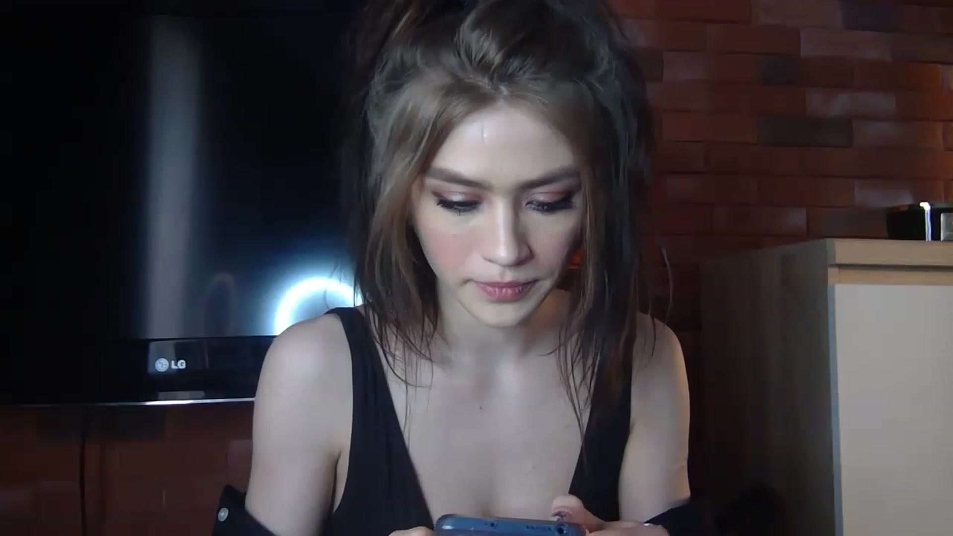 Gallery image thumbnail from Mufinmoon's myfreecams stream on, 04/16/2023, 17:32 image 10 of 20