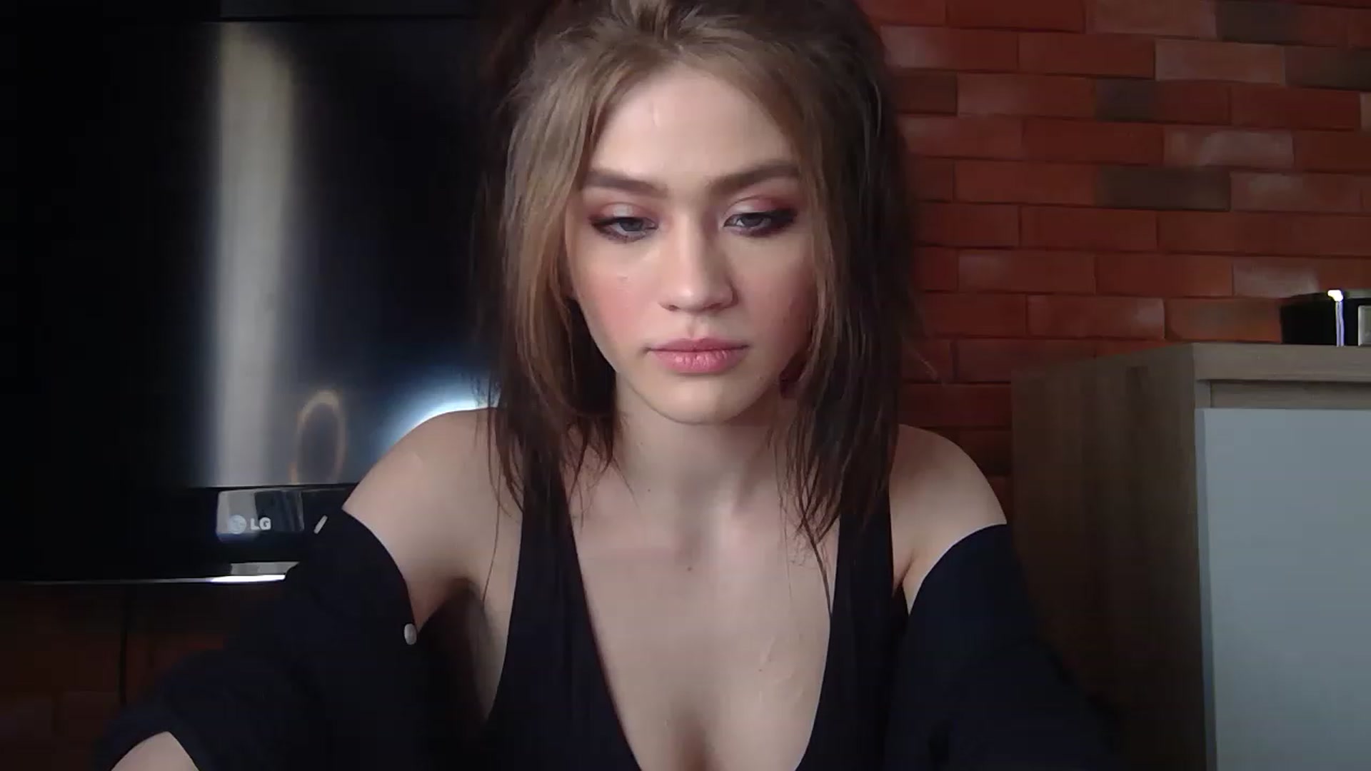 Gallery image thumbnail from Mufinmoon's myfreecams stream on, 04/16/2023, 17:32 image 1 of 20