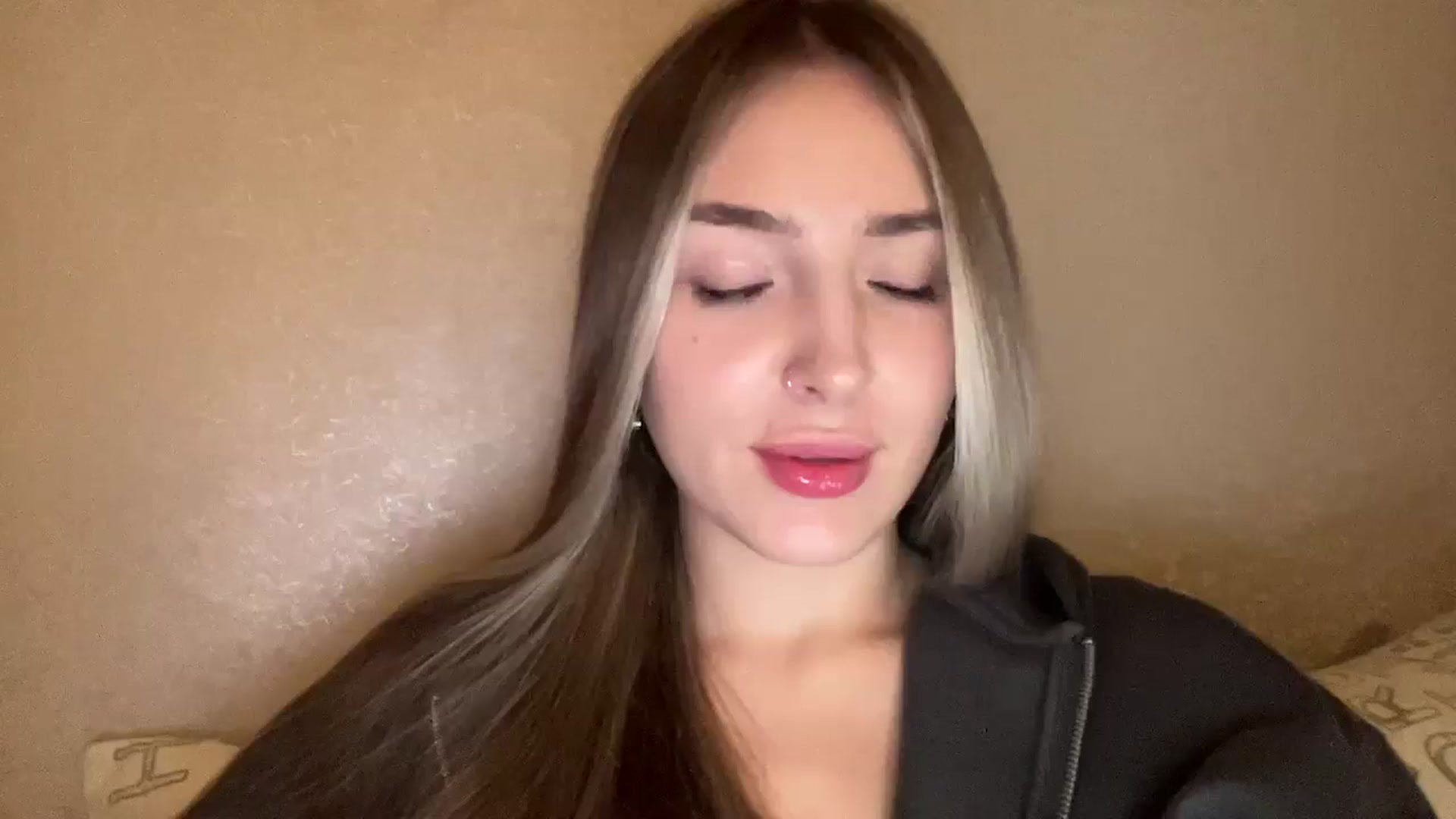 Gallery image thumbnail from My_Diana's myfreecams stream on, 12/17/2024, 23:54 image 8 of 20