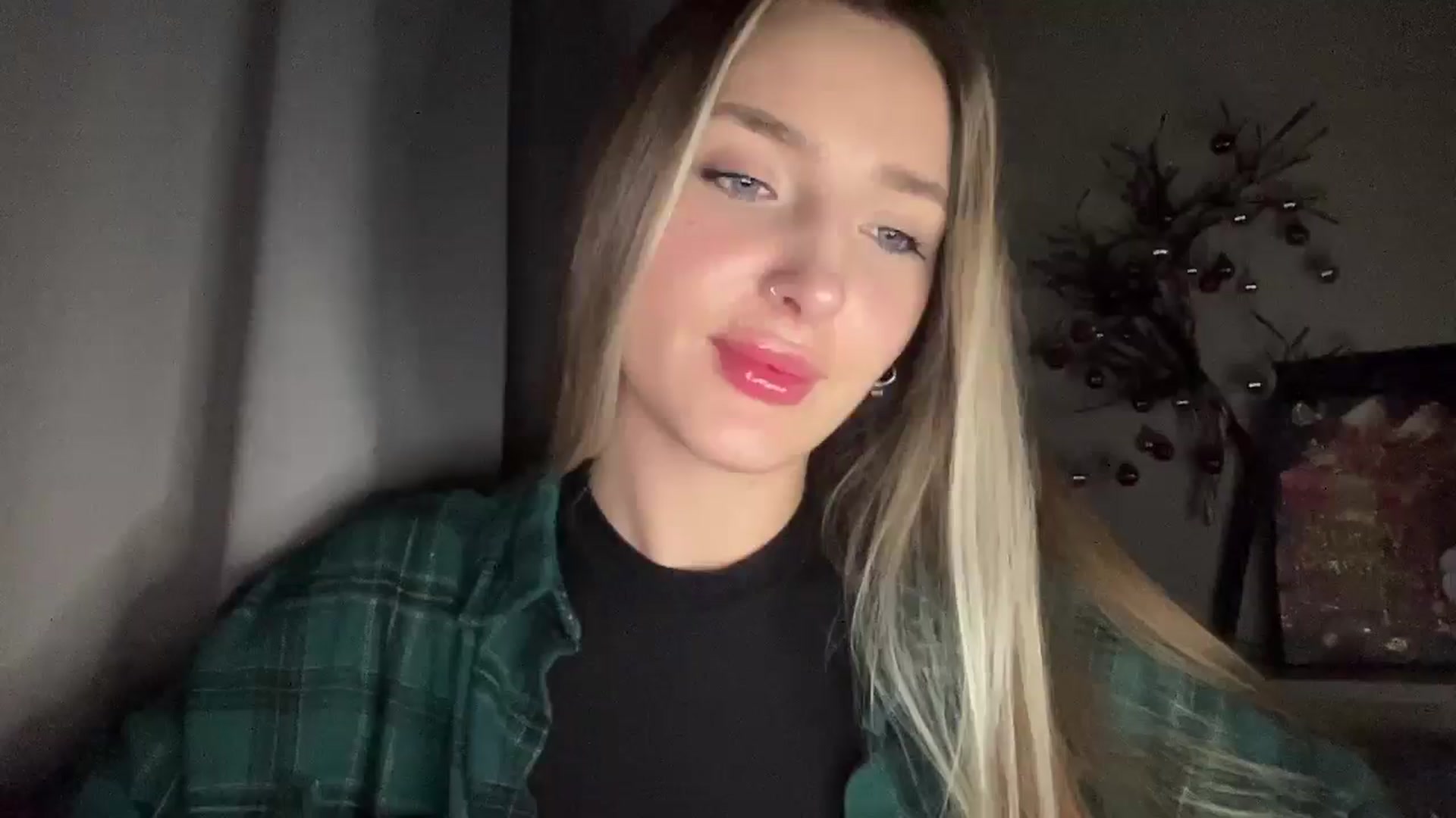 Gallery image thumbnail from My_Diana's myfreecams stream on, 12/19/2024, 21:55 image 7 of 20