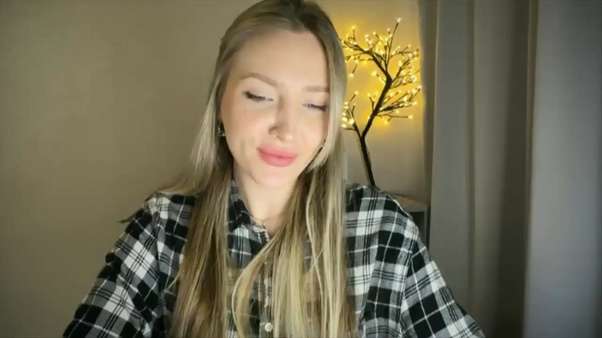 Gallery image thumbnail from My_Diana's myfreecams stream on, 04/06/2025, 16:35 image 11 of 20