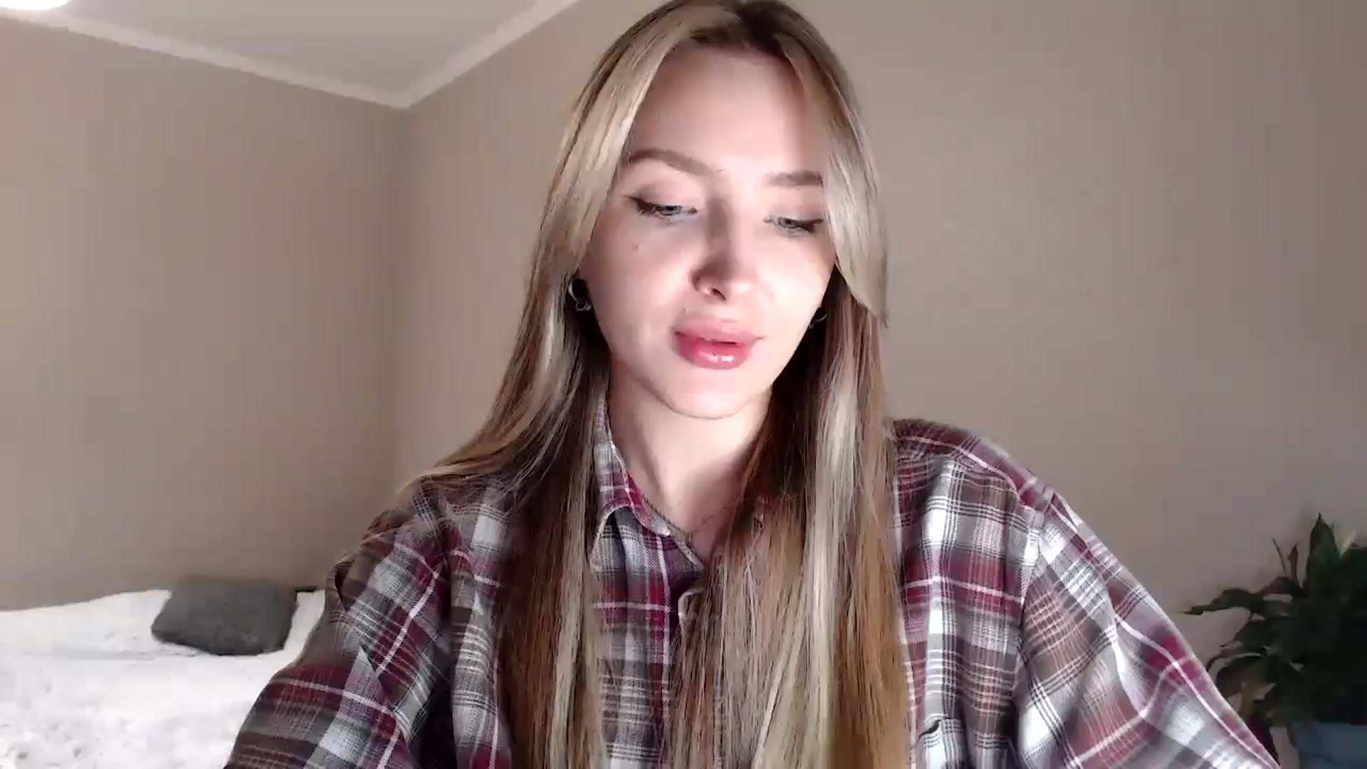 Gallery image thumbnail from My_Diana's myfreecams stream on, 04/12/2025, 16:05 image 4 of 20