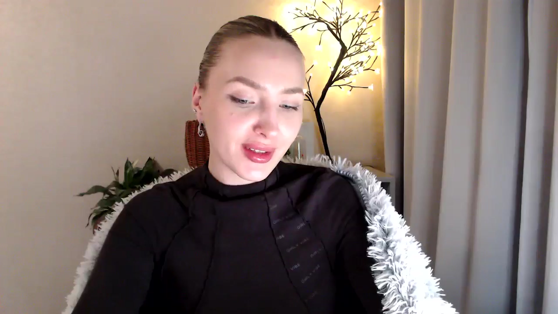 Gallery image thumbnail from My_Diana's myfreecams stream on, 04/14/2025, 21:07 image 15 of 20
