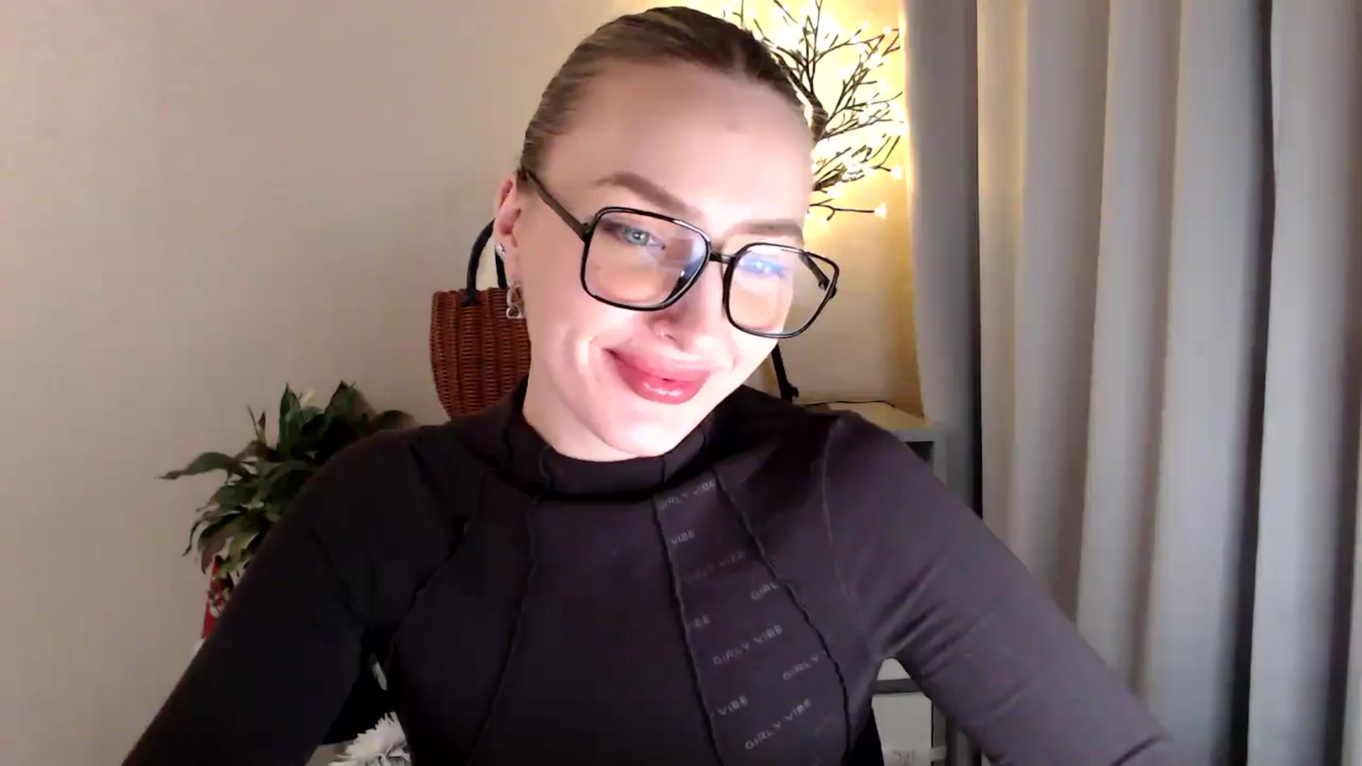 Gallery image thumbnail from My_Diana's myfreecams stream on, 04/14/2025, 21:07 image 3 of 20