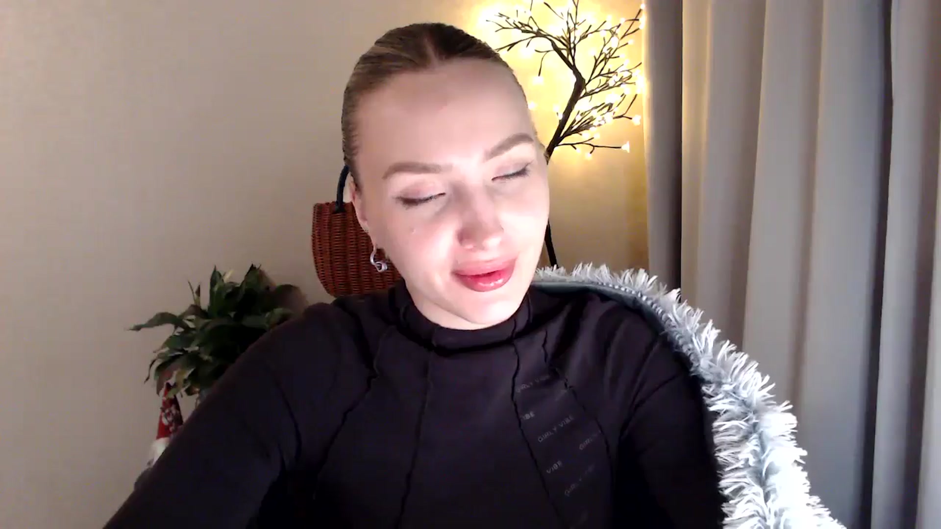 Gallery image thumbnail from My_Diana's myfreecams stream on, 04/14/2025, 21:07 image 13 of 20
