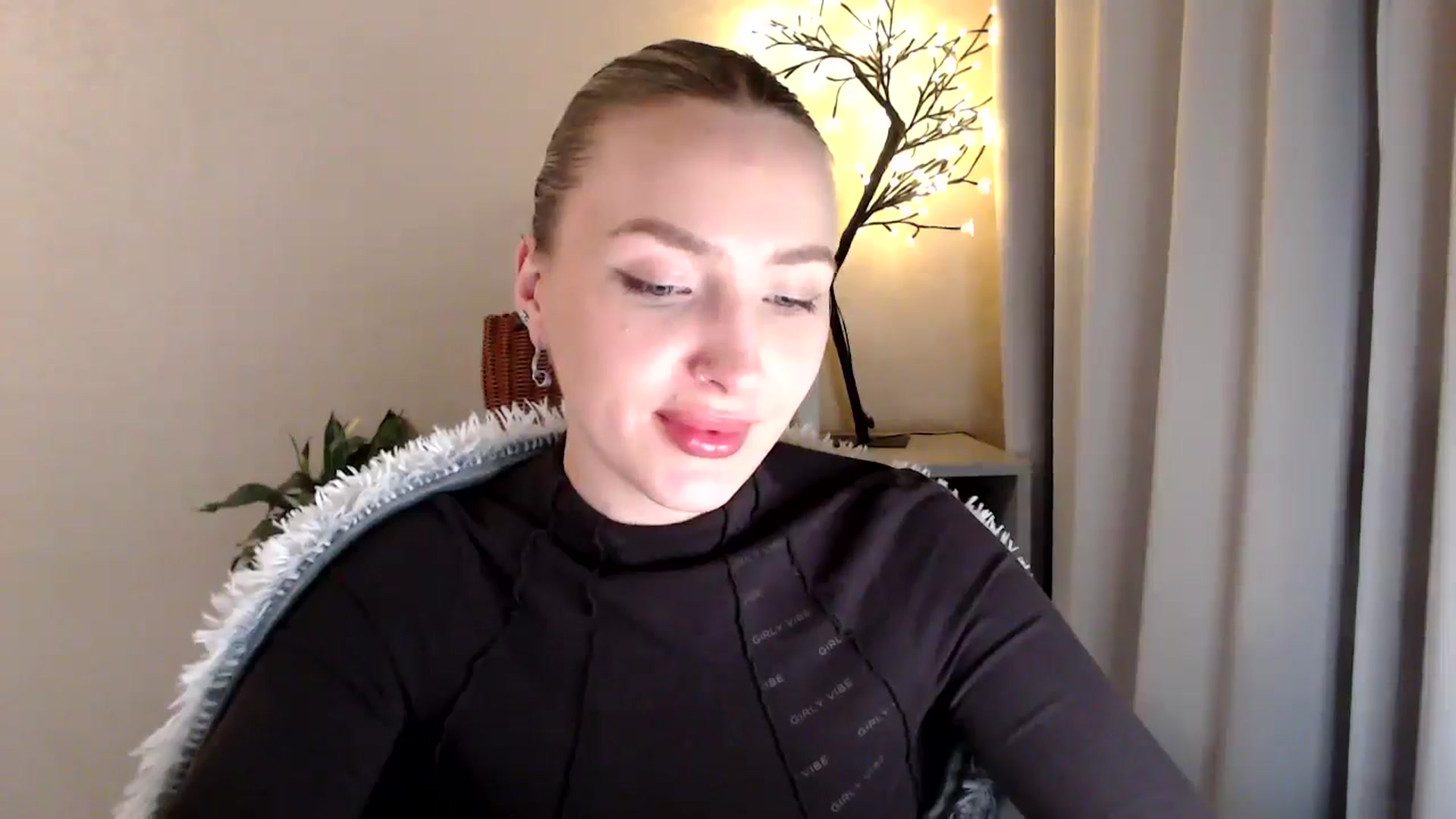 Gallery image thumbnail from My_Diana's myfreecams stream on, 04/14/2025, 21:07 image 16 of 20