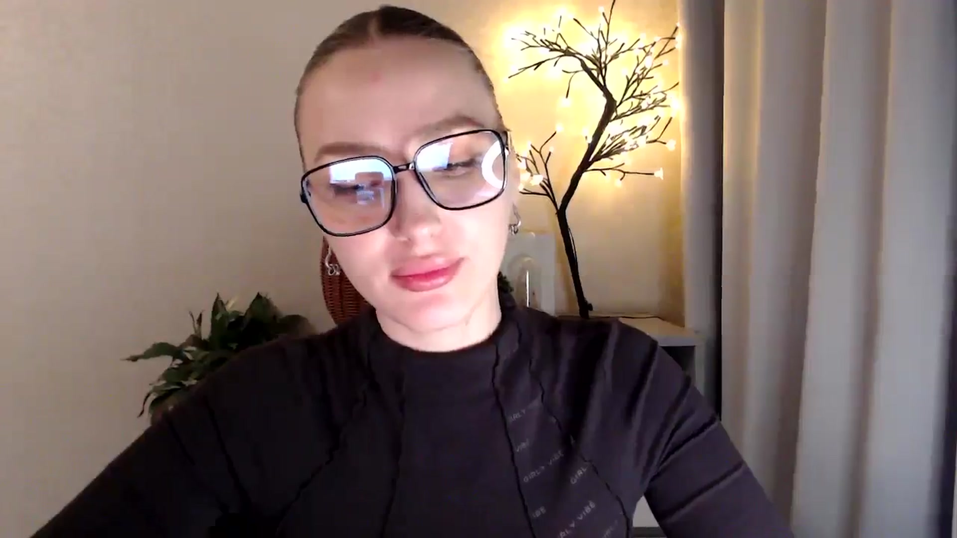 Gallery image thumbnail from My_Diana's myfreecams stream on, 04/14/2025, 22:13 image 17 of 20
