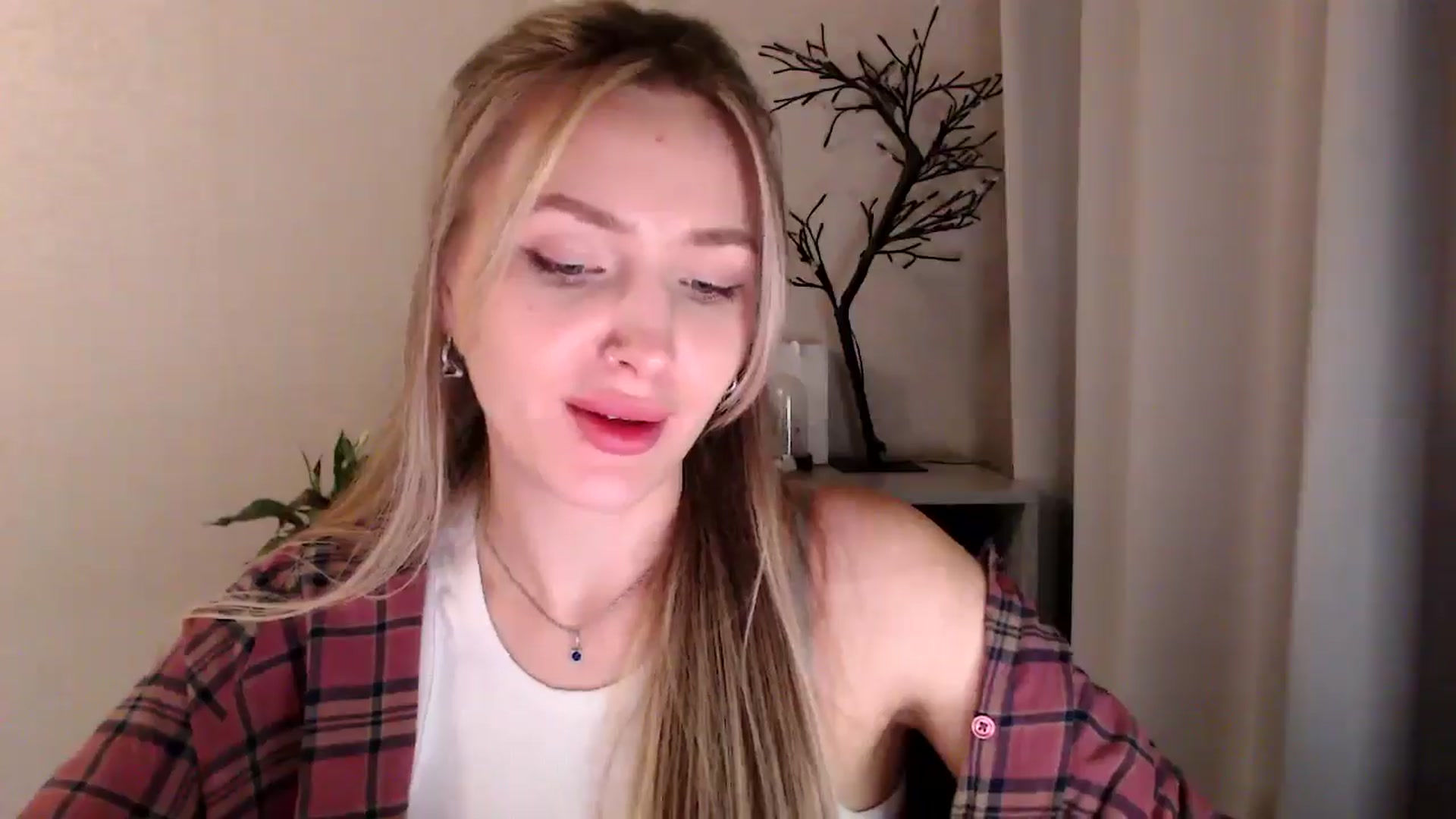 Gallery image thumbnail from My_Diana's myfreecams stream on, 04/15/2025, 21:26 image 17 of 20