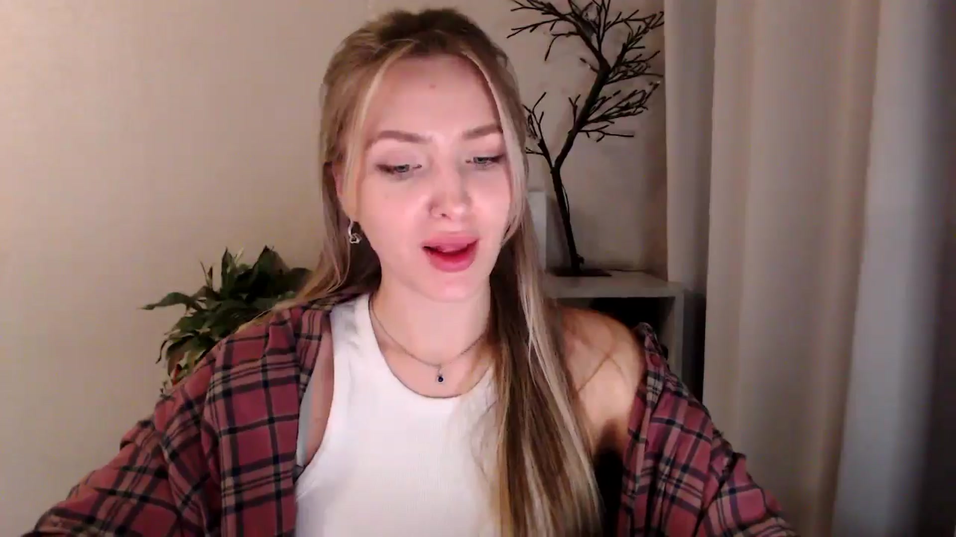 Gallery image thumbnail from My_Diana's myfreecams stream on, 04/15/2025, 21:26 image 20 of 20
