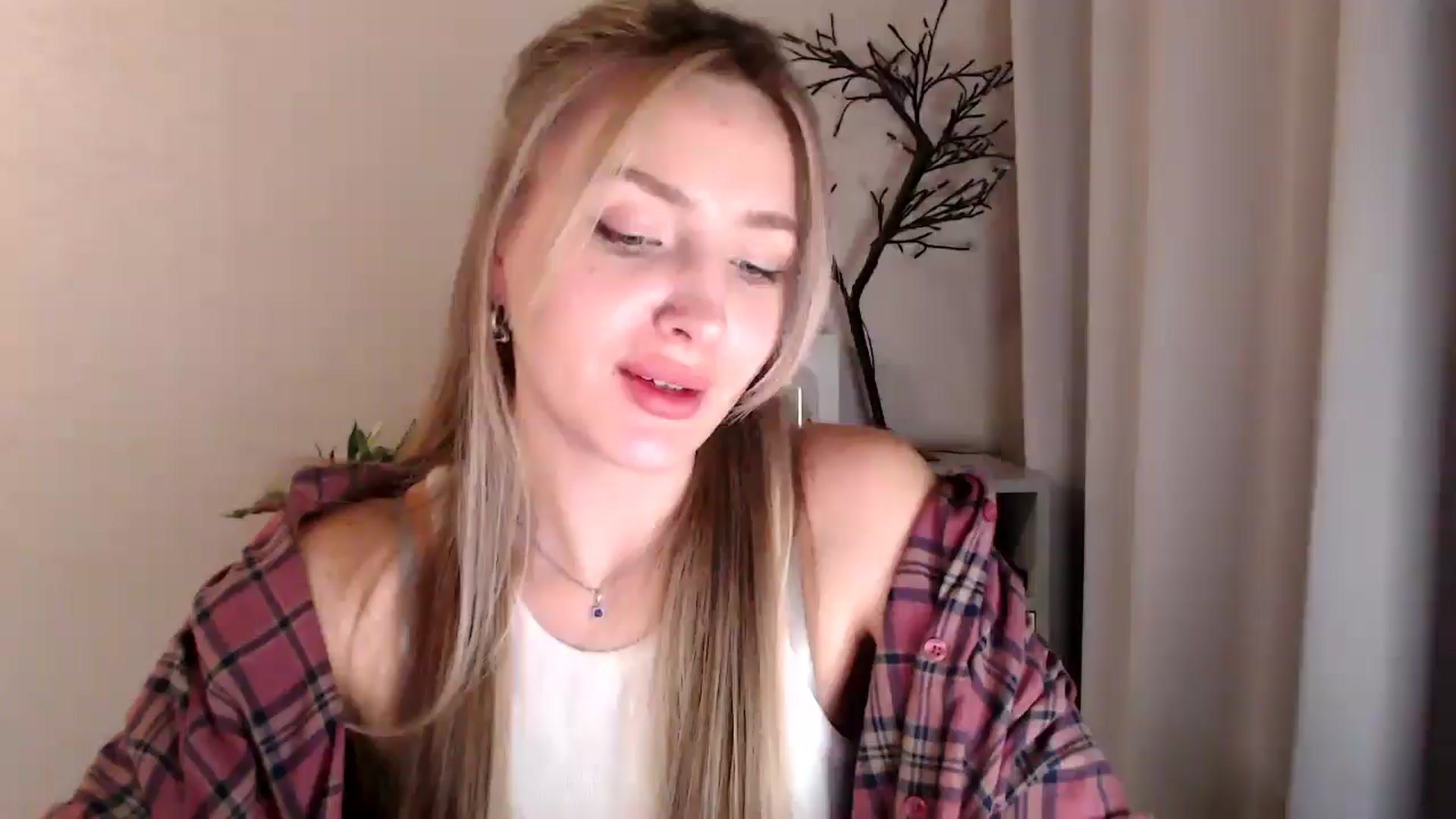 Gallery image thumbnail from My_Diana's myfreecams stream on, 04/15/2025, 21:26 image 13 of 20