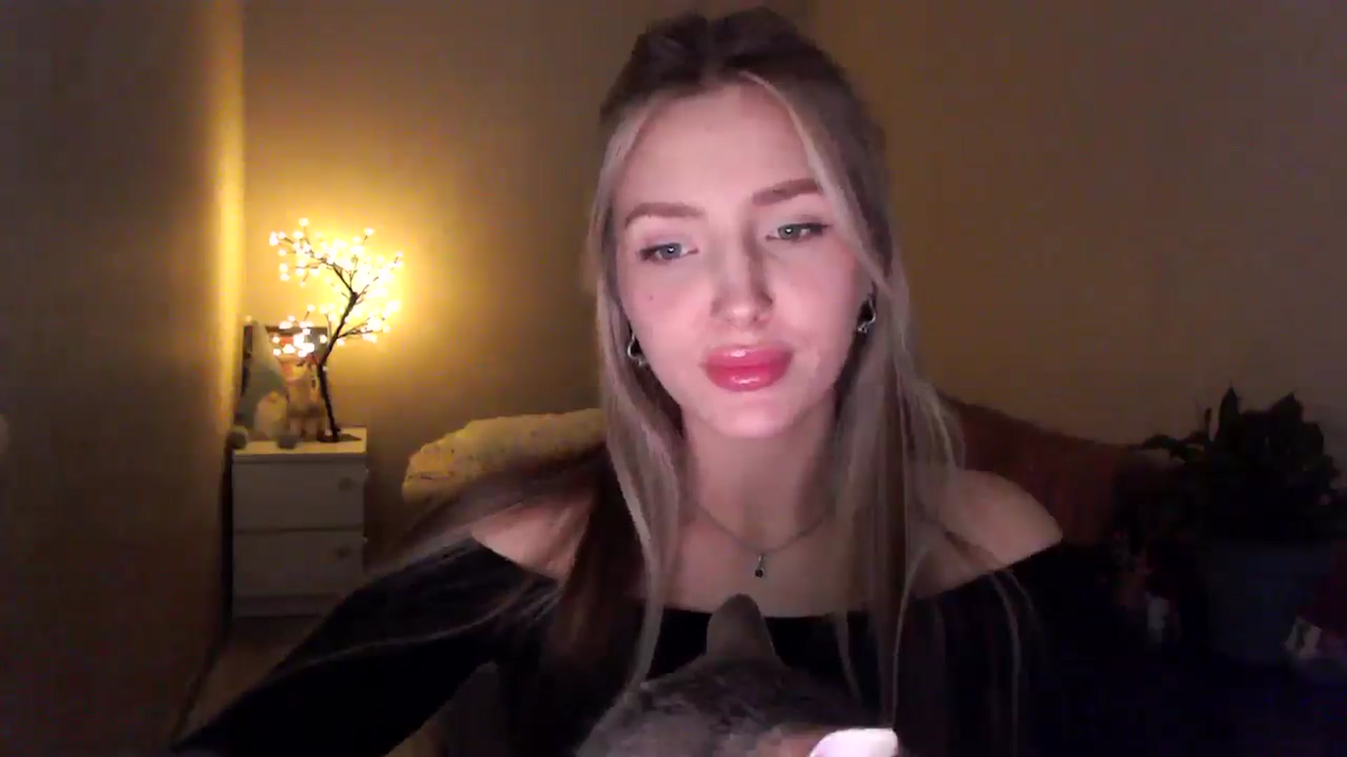 Gallery image thumbnail from My_Diana's myfreecams stream on, 04/16/2025, 21:37 image 19 of 20