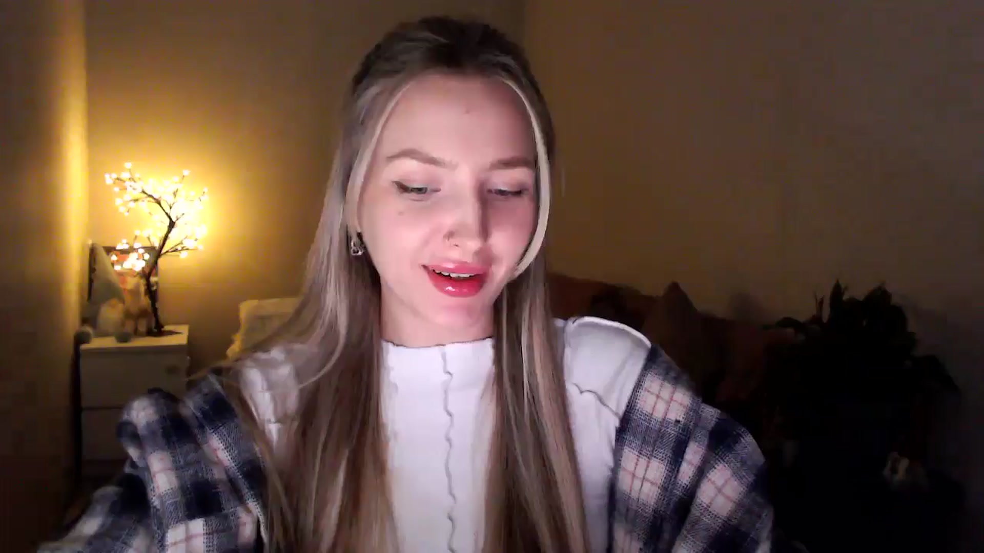 Gallery image thumbnail from My_Diana's myfreecams stream on, 04/17/2025, 21:23 image 6 of 20