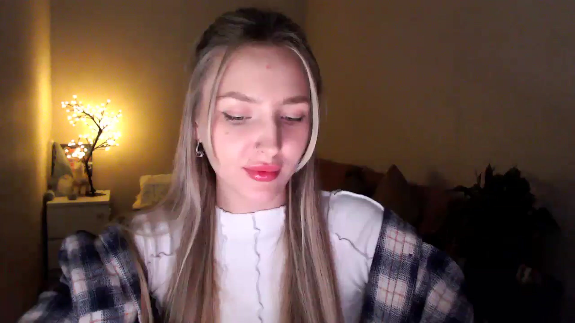 Gallery image thumbnail from My_Diana's myfreecams stream on, 04/17/2025, 21:23 image 9 of 20