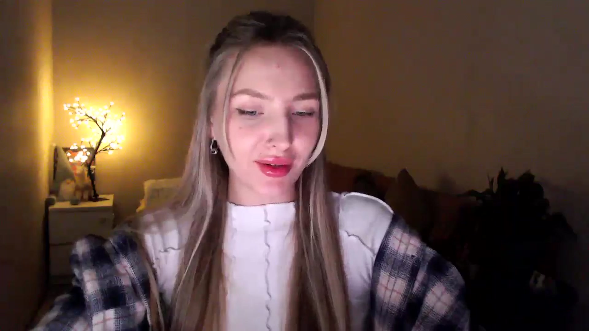 Gallery image thumbnail from My_Diana's myfreecams stream on, 04/17/2025, 21:23 image 10 of 20