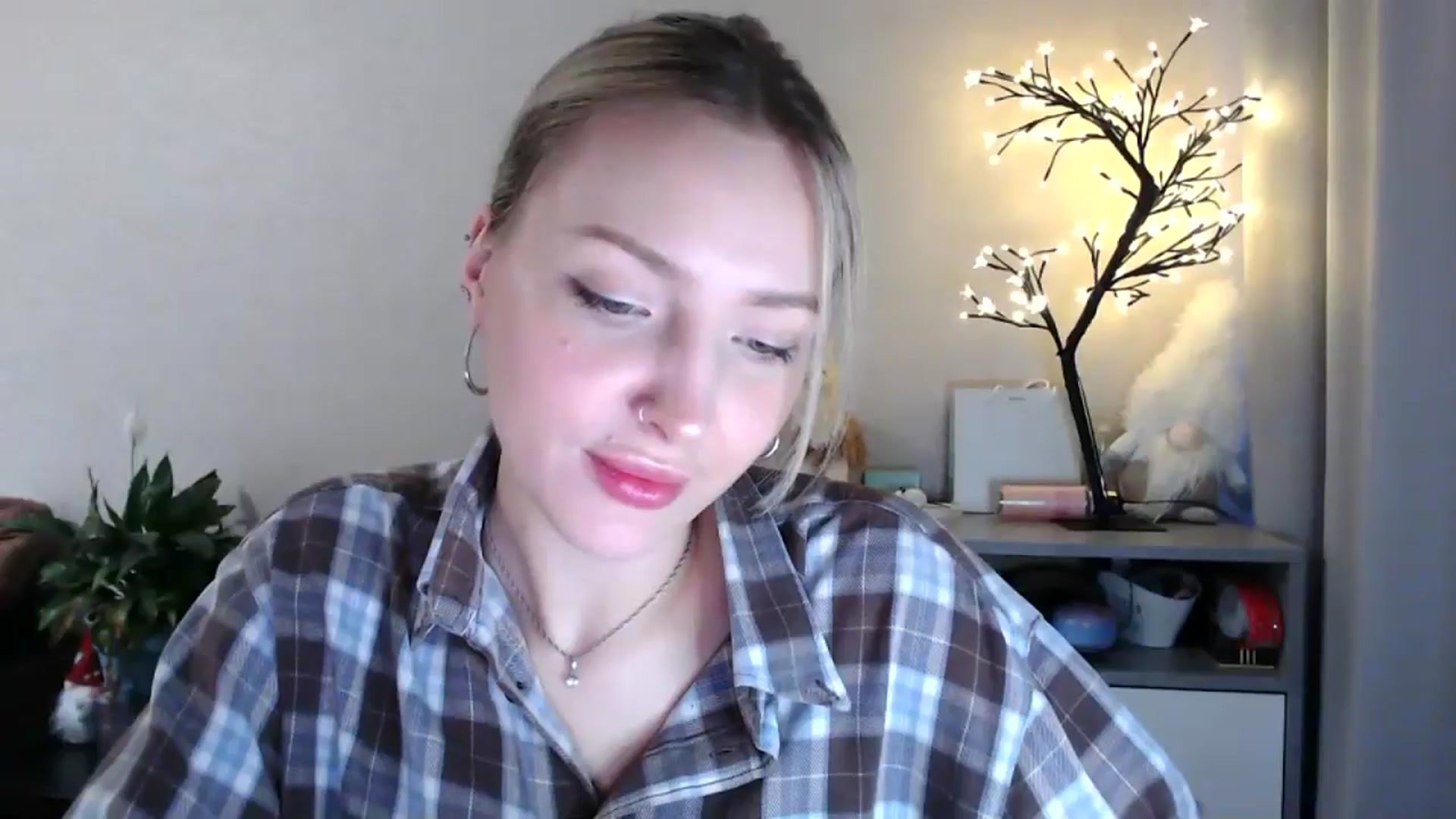 Gallery image thumbnail from My_Diana's myfreecams stream on, 05/09/2025, 15:07 image 17 of 20