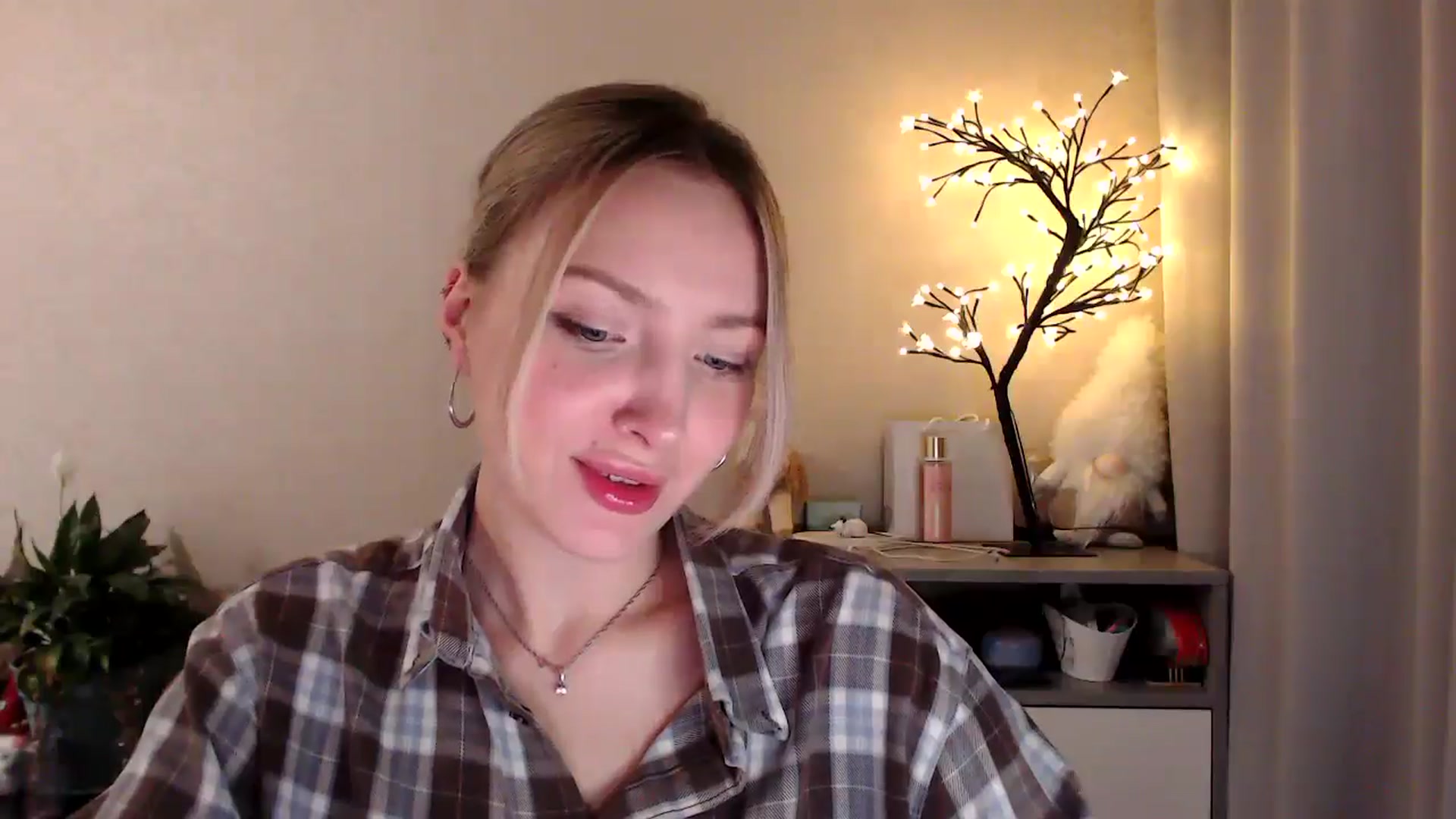 Gallery image thumbnail from My_Diana's myfreecams stream on, 05/09/2025, 21:48 image 17 of 20