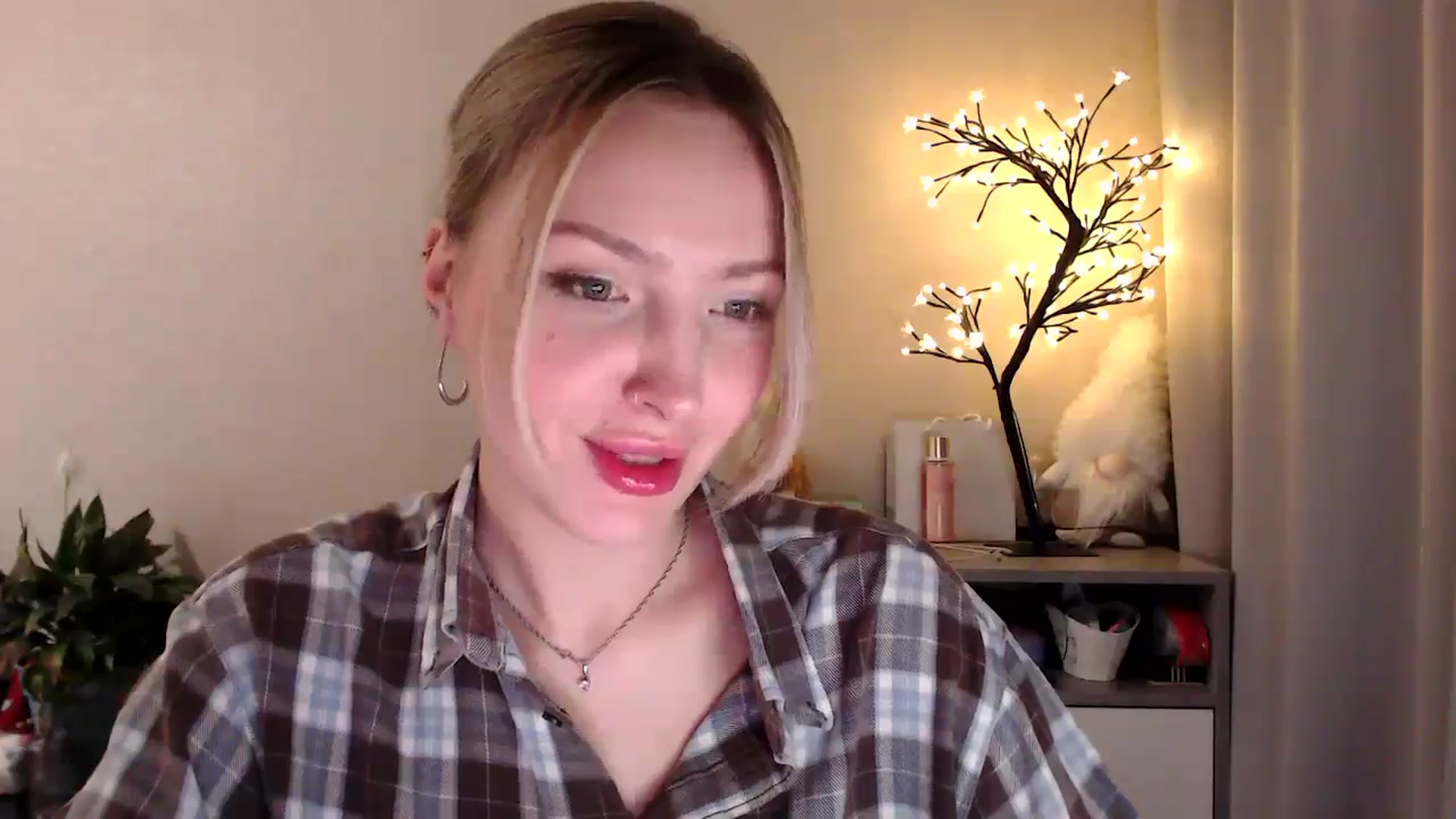 Gallery image thumbnail from My_Diana's myfreecams stream on, 05/09/2025, 21:48 image 16 of 20