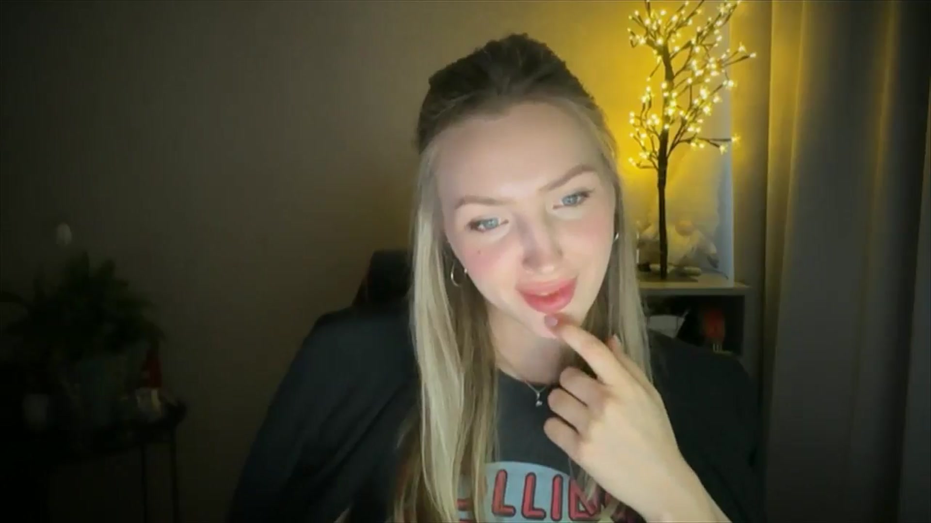 Gallery image thumbnail from My_Diana's myfreecams stream on, 05/15/2025, 16:03 image 20 of 20