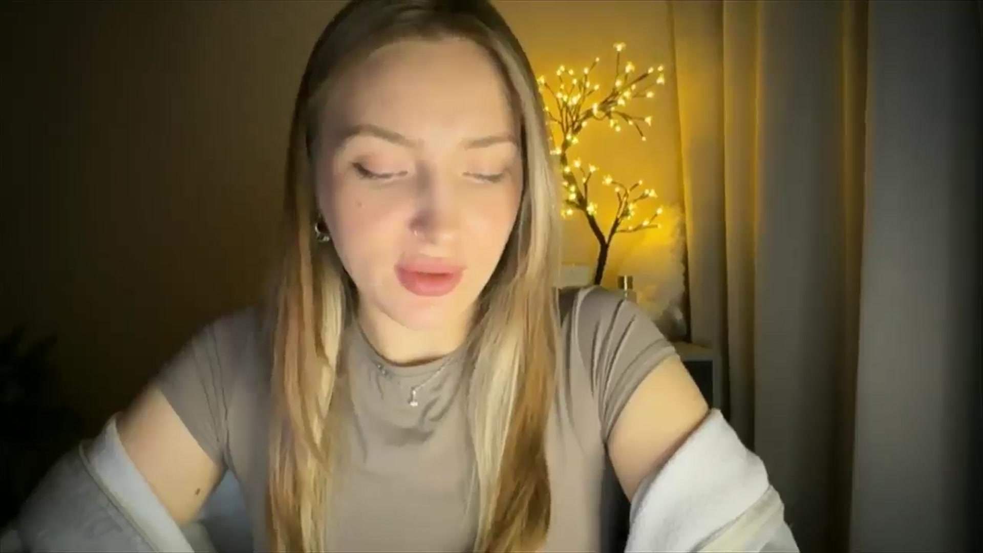 Gallery image thumbnail from My_Diana's myfreecams stream on, 05/25/2025, 19:00 image 19 of 20