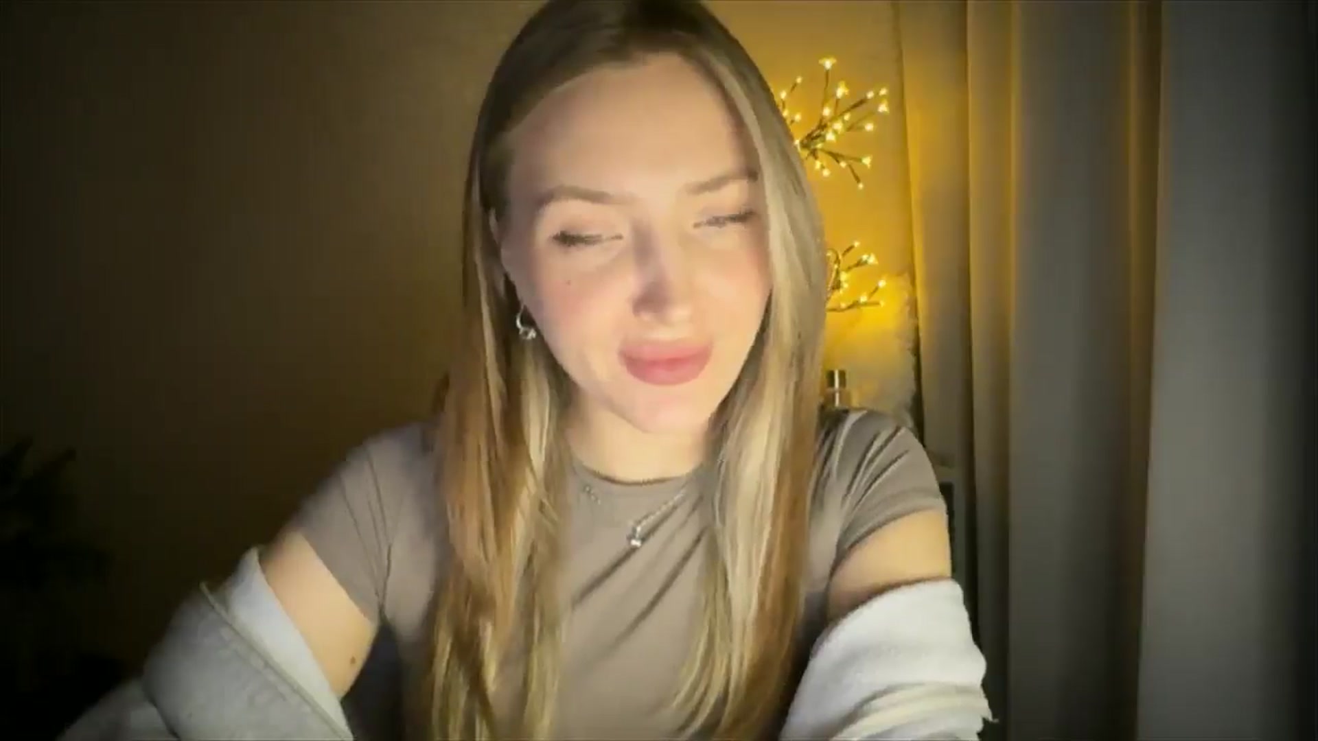Gallery image thumbnail from My_Diana's myfreecams stream on, 05/25/2025, 19:00 image 17 of 20