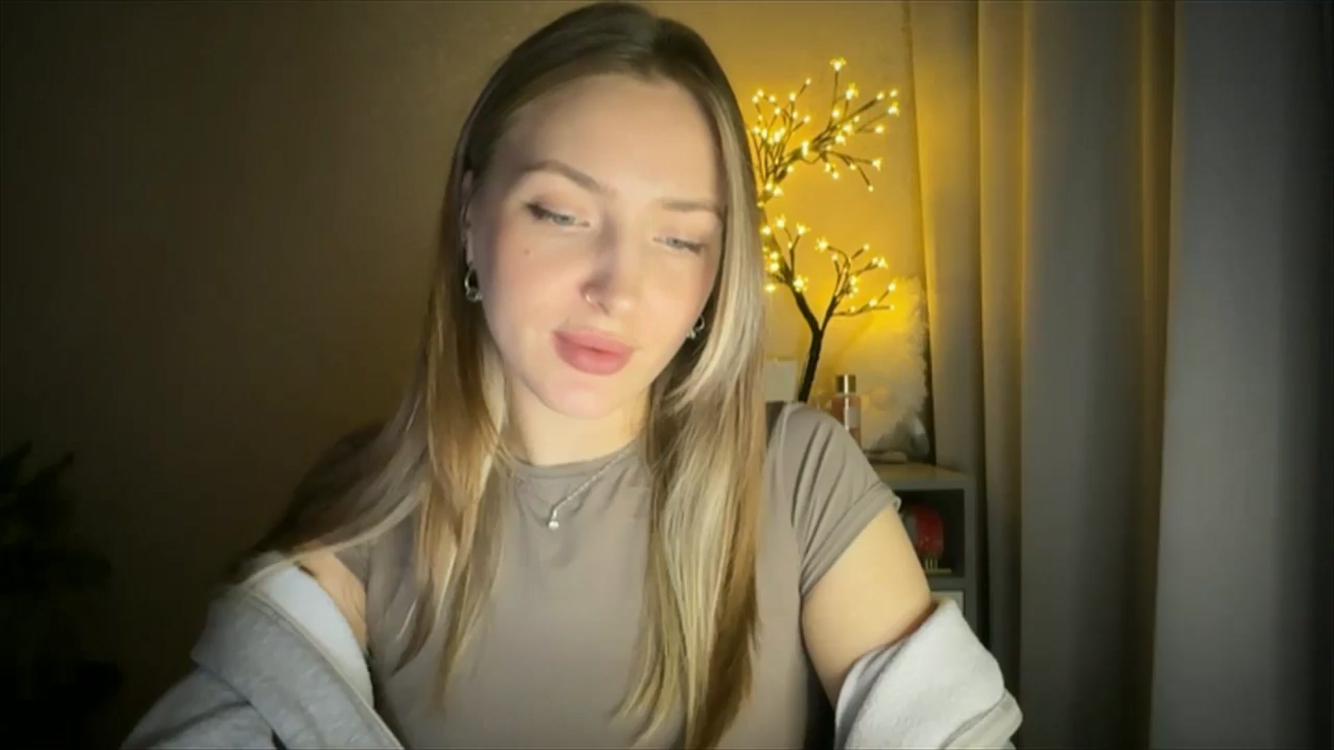 Gallery image thumbnail from My_Diana's myfreecams stream on, 05/25/2025, 19:00 image 16 of 20