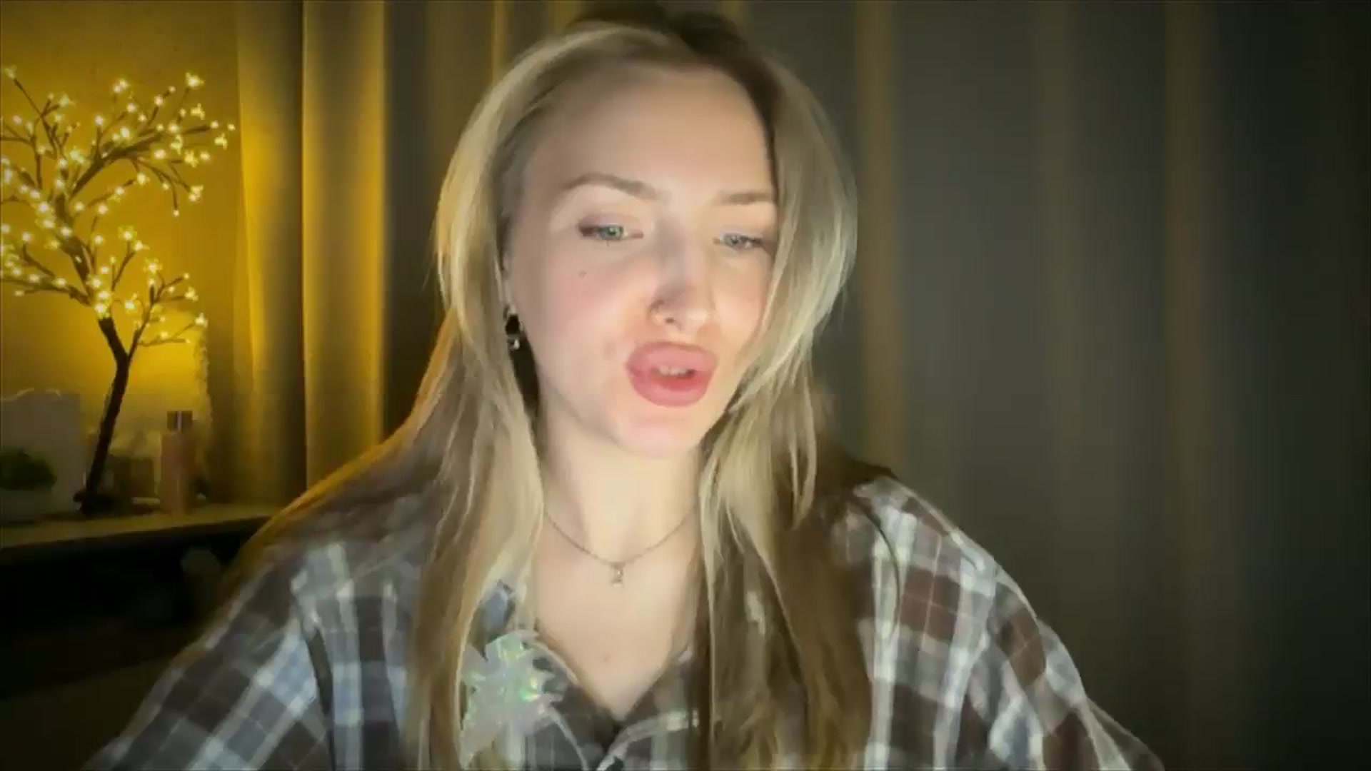 Gallery image thumbnail from My_Diana's myfreecams stream on, 05/27/2025, 21:03 image 11 of 20
